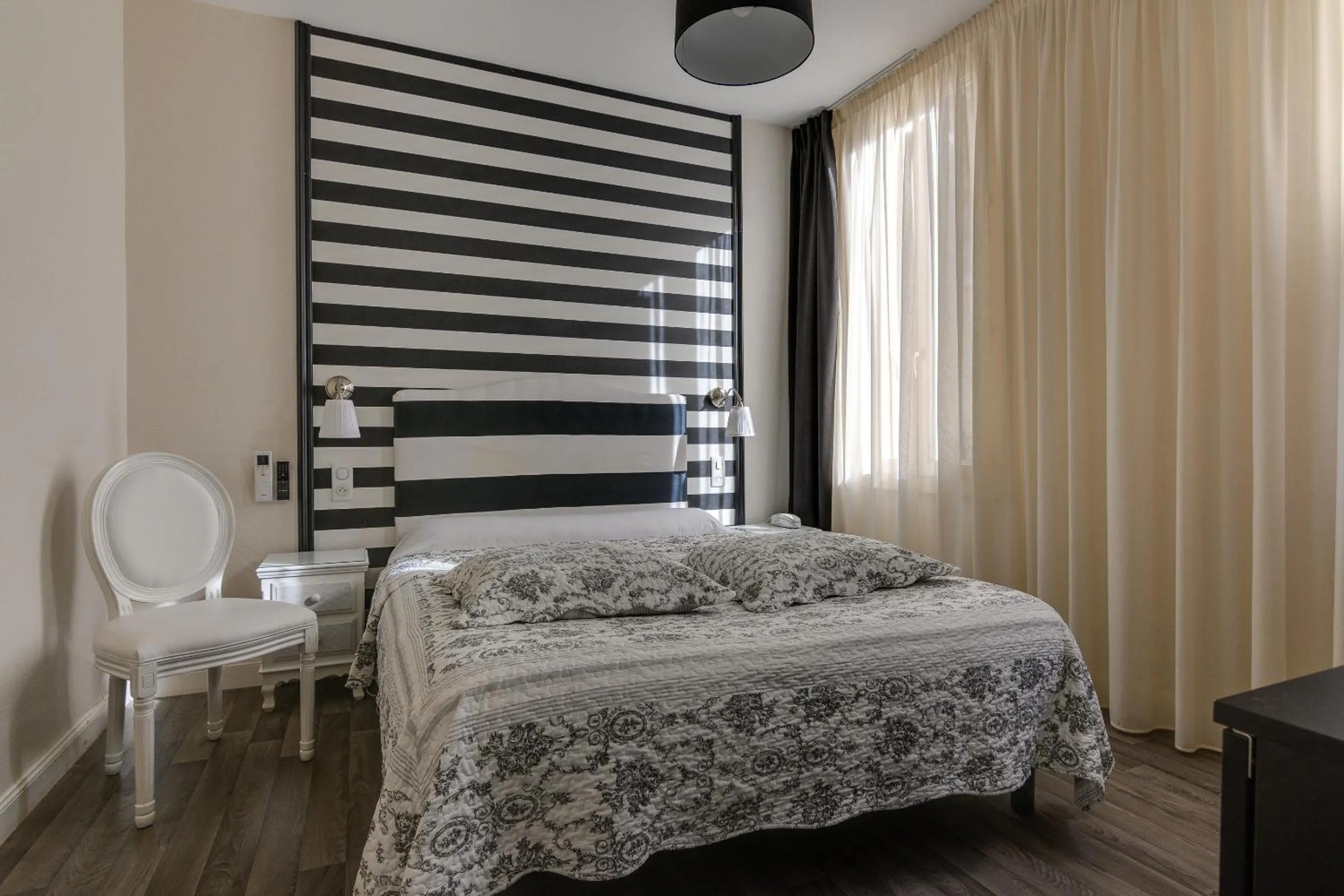 Bed in Hôtel Henri IV