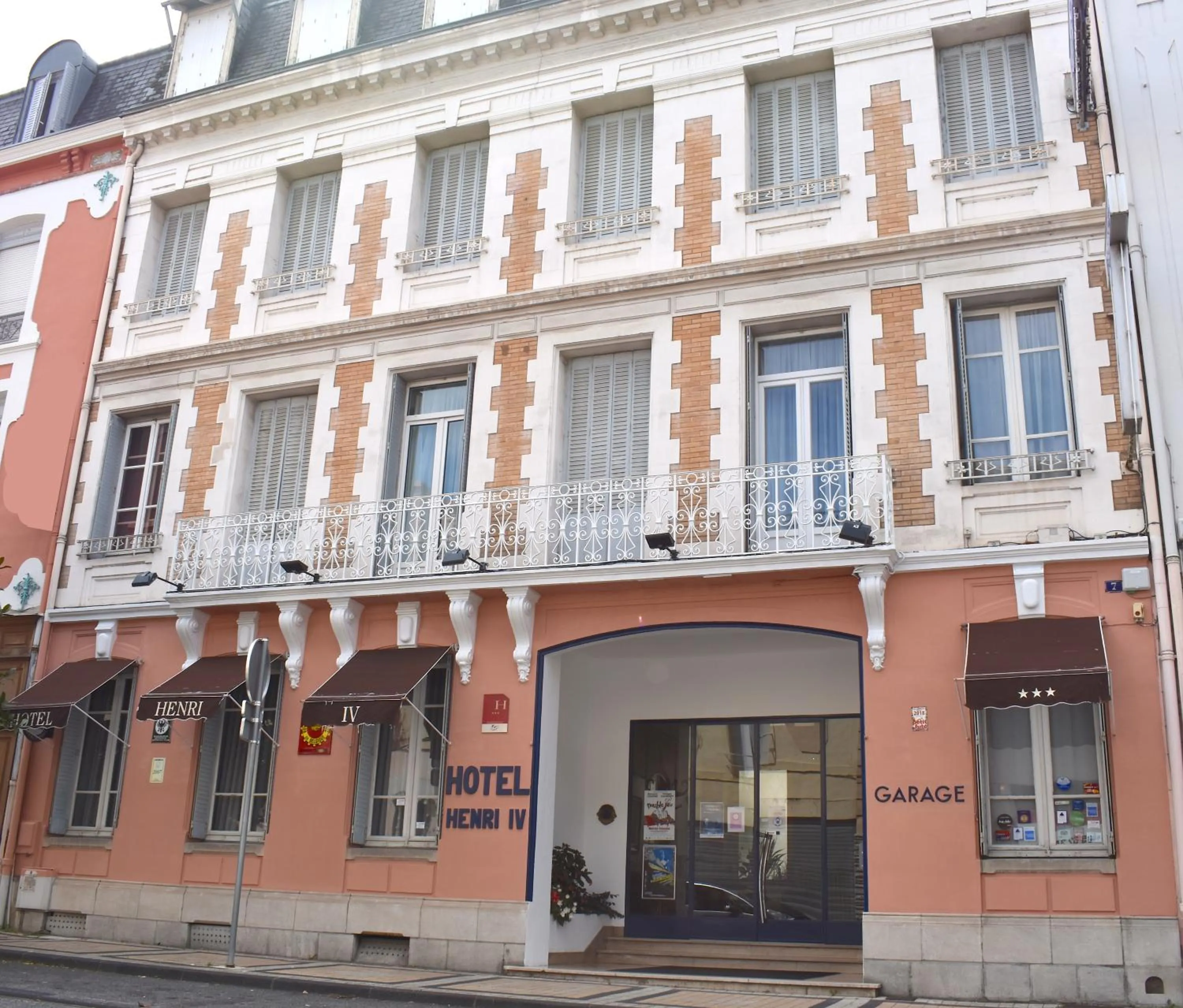 Property building in Hôtel Henri IV