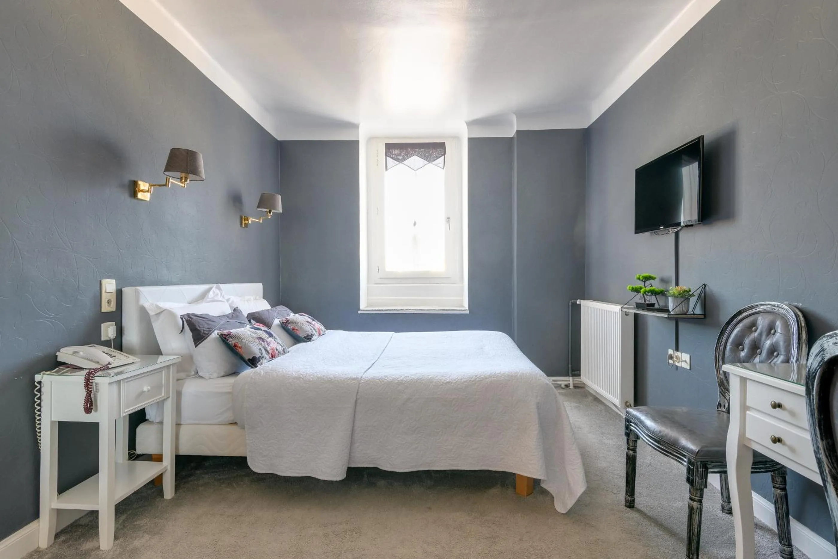 Photo of the whole room, Bed in Hôtel Henri IV