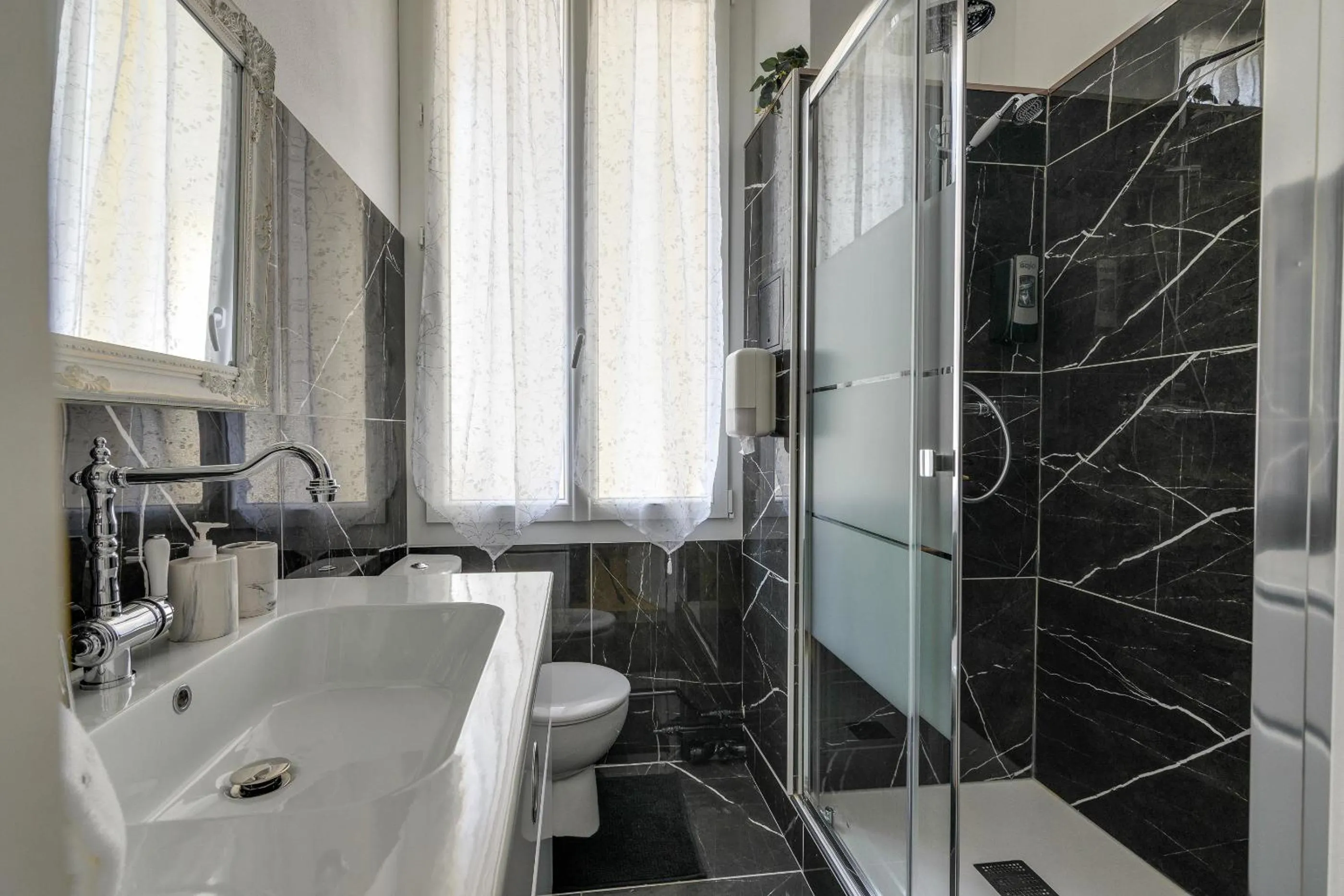 Shower in Hôtel Henri IV