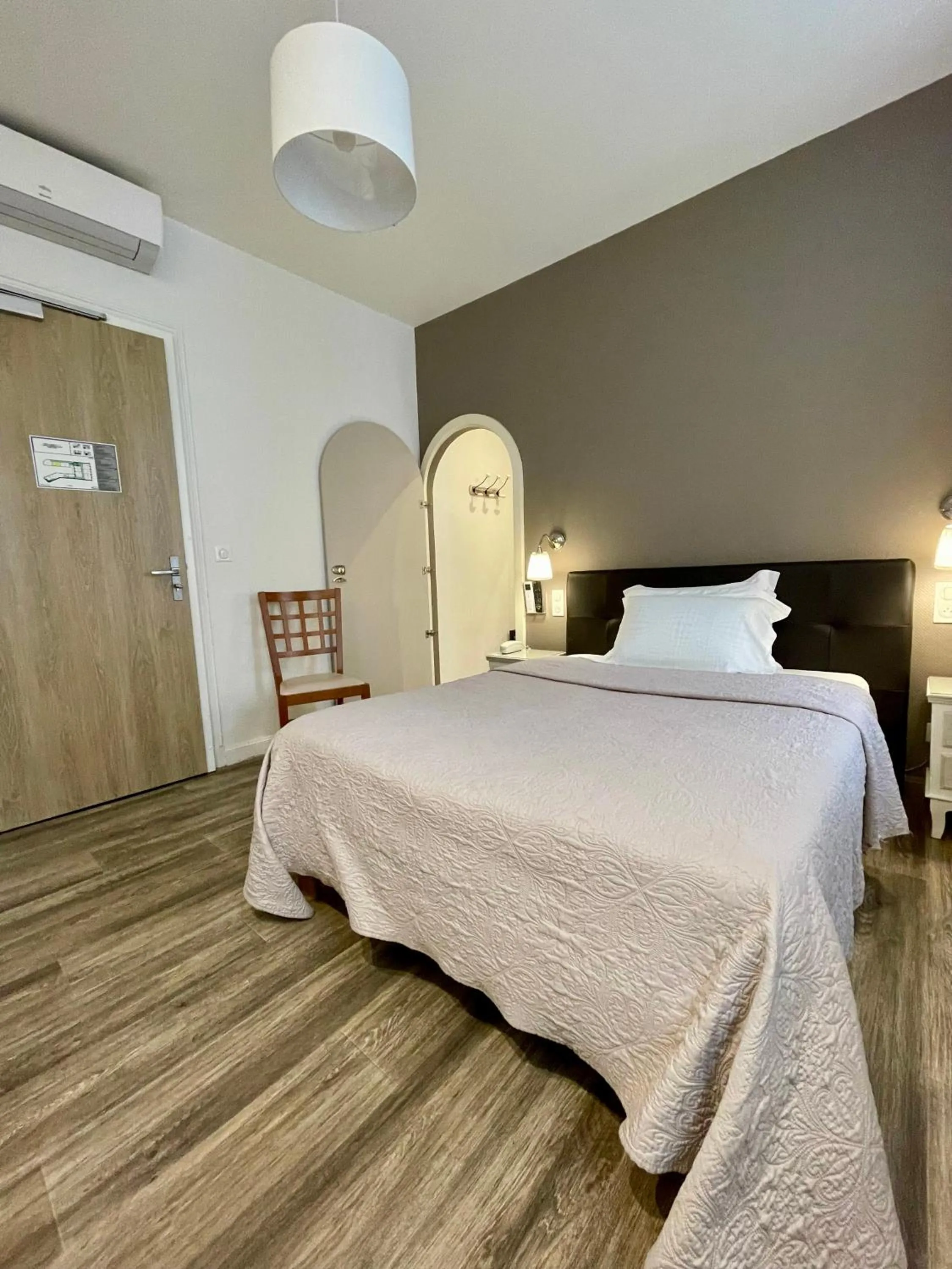 Photo of the whole room, Bed in Hôtel Henri IV