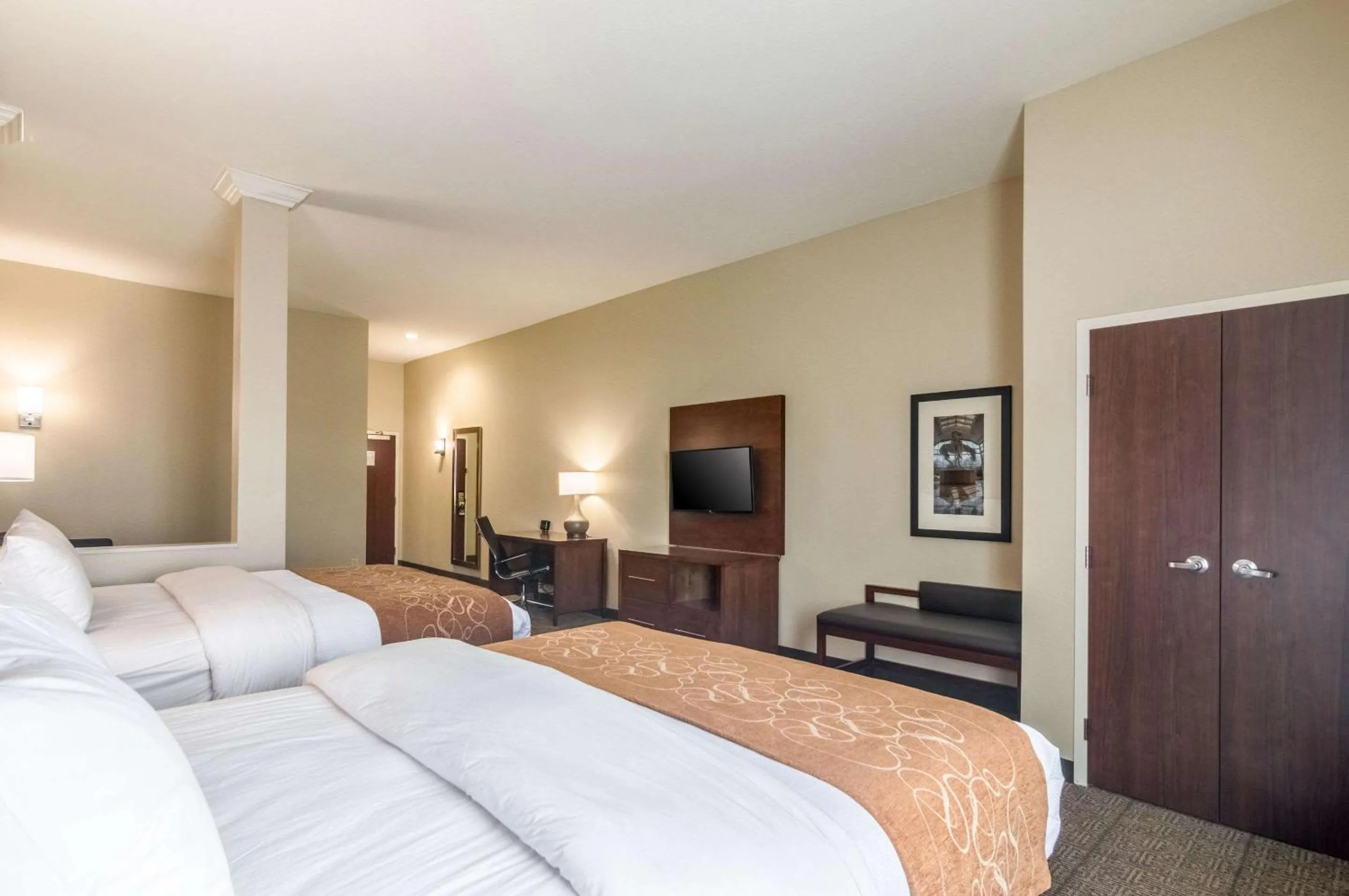 Bedroom, Bed in Comfort Suites Meridian and I-40