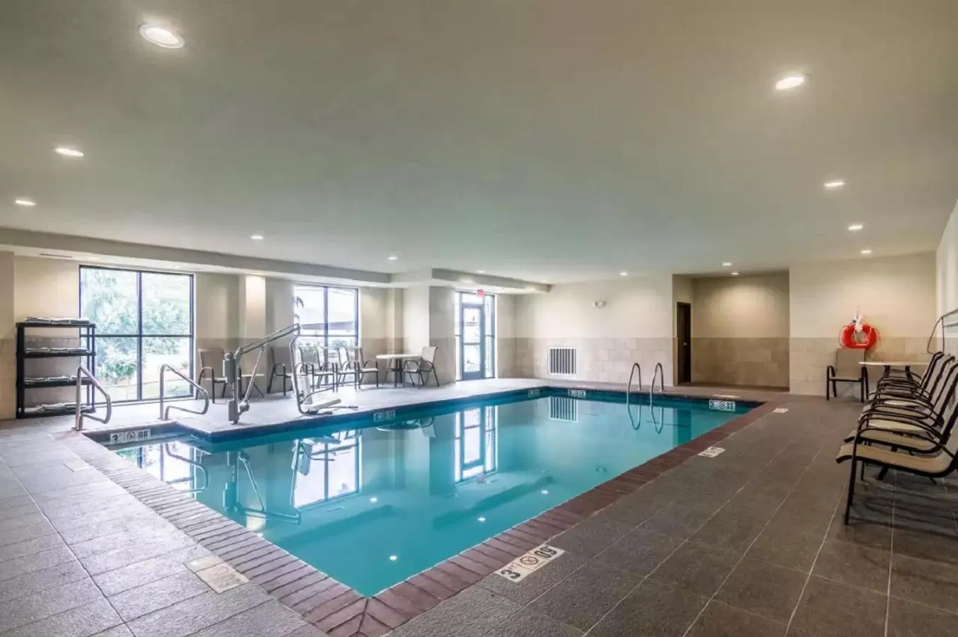 Swimming pool in Comfort Suites Meridian and I-40