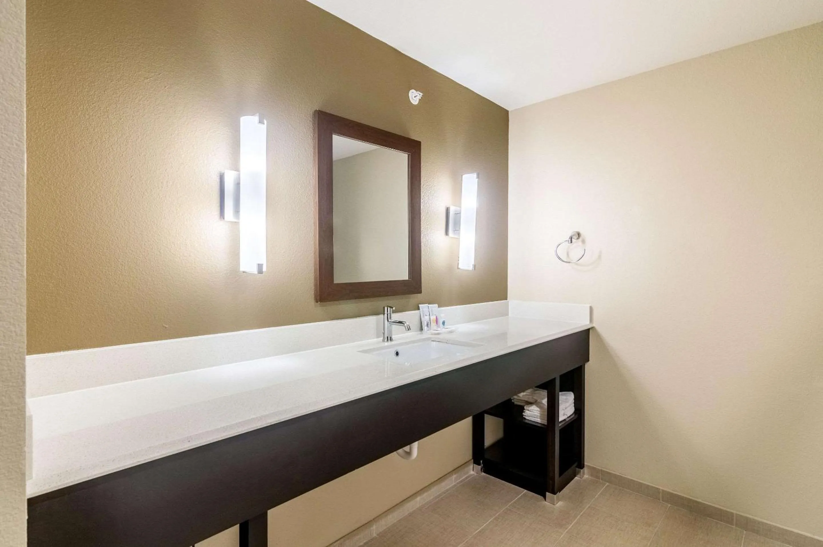 Bedroom in Comfort Suites Meridian and I-40