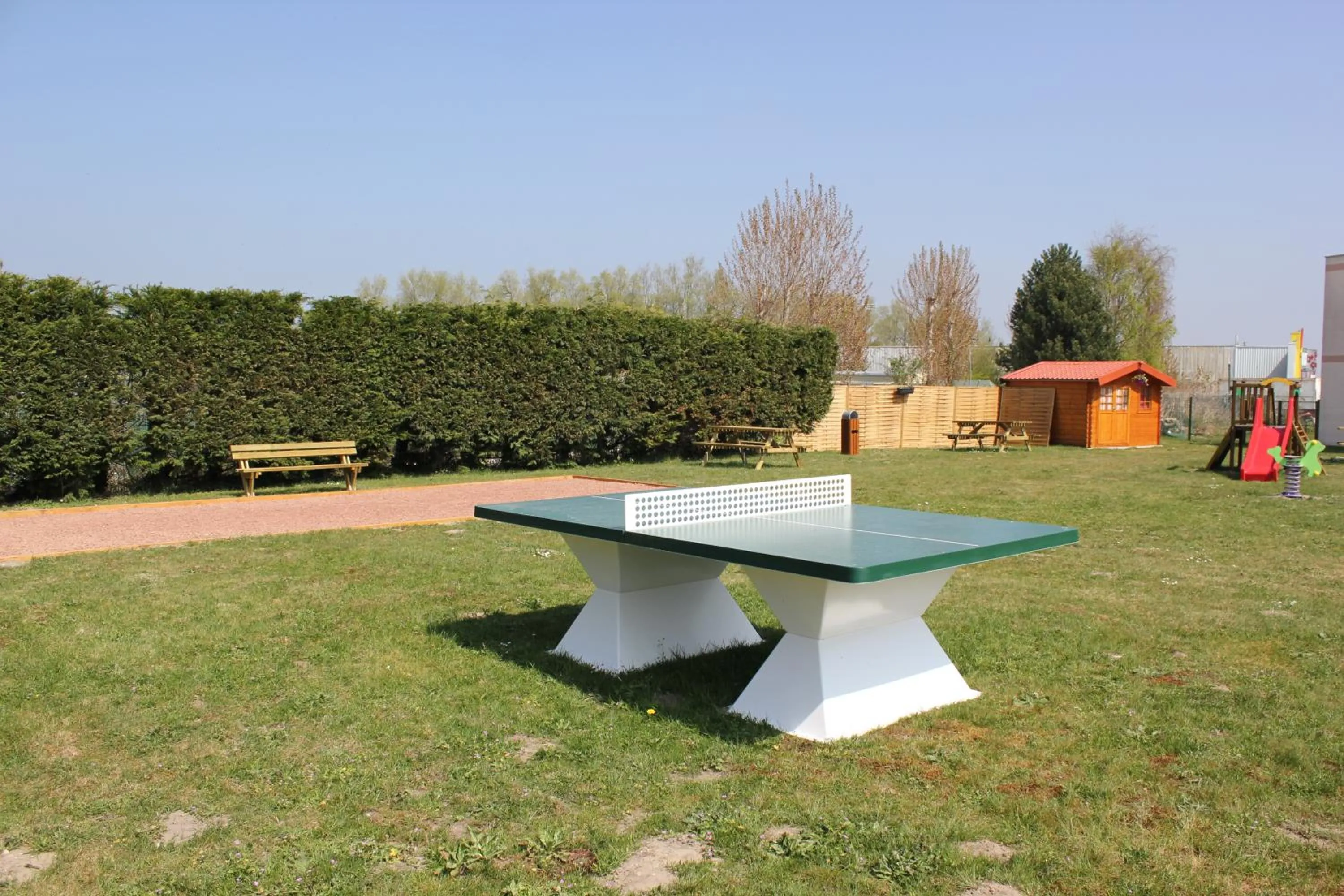 Table tennis in B&B HOTEL Berck-sur-Mer Rang-du-Fliers