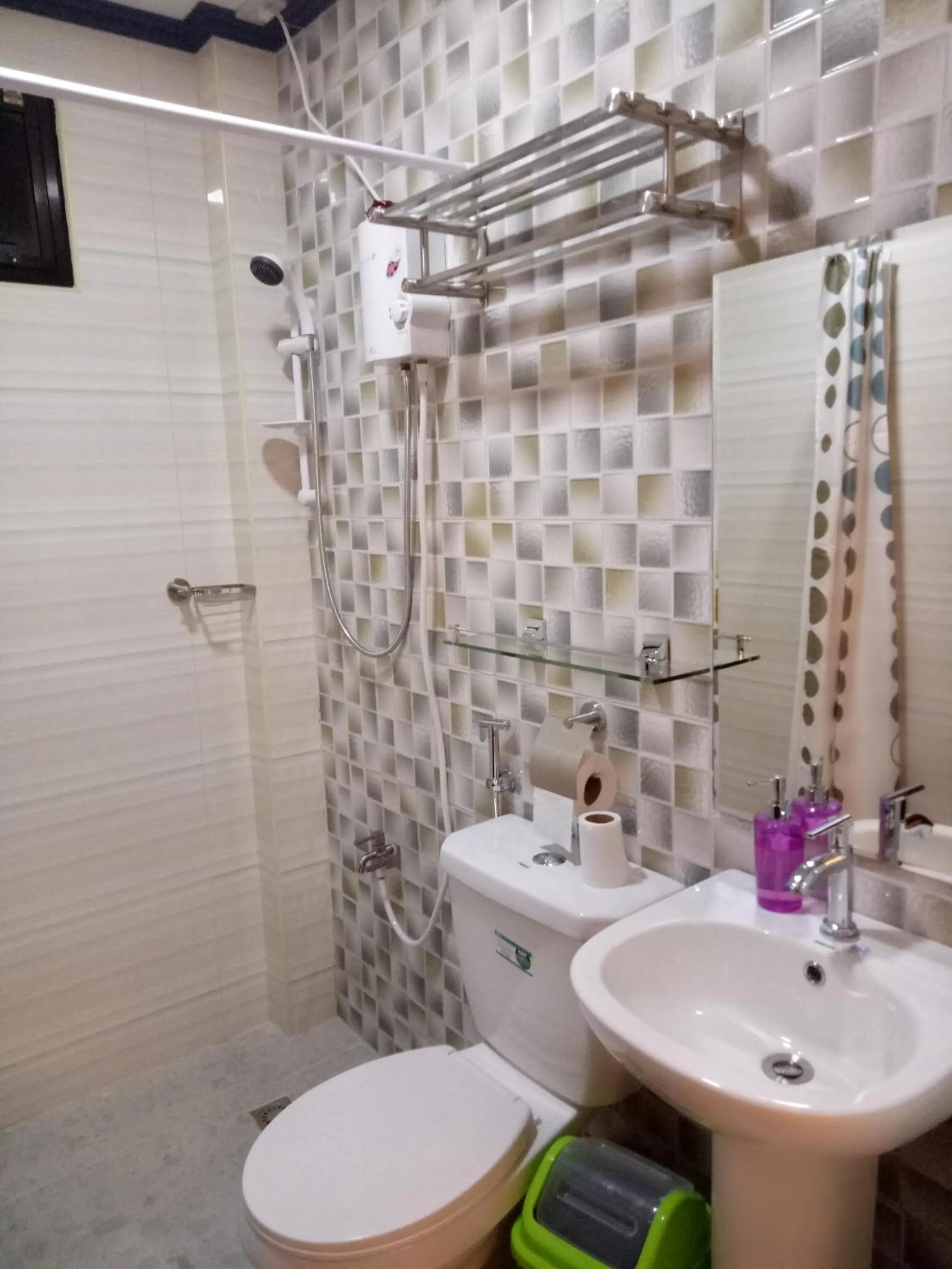 Shower in Aquilah Homestay Inn