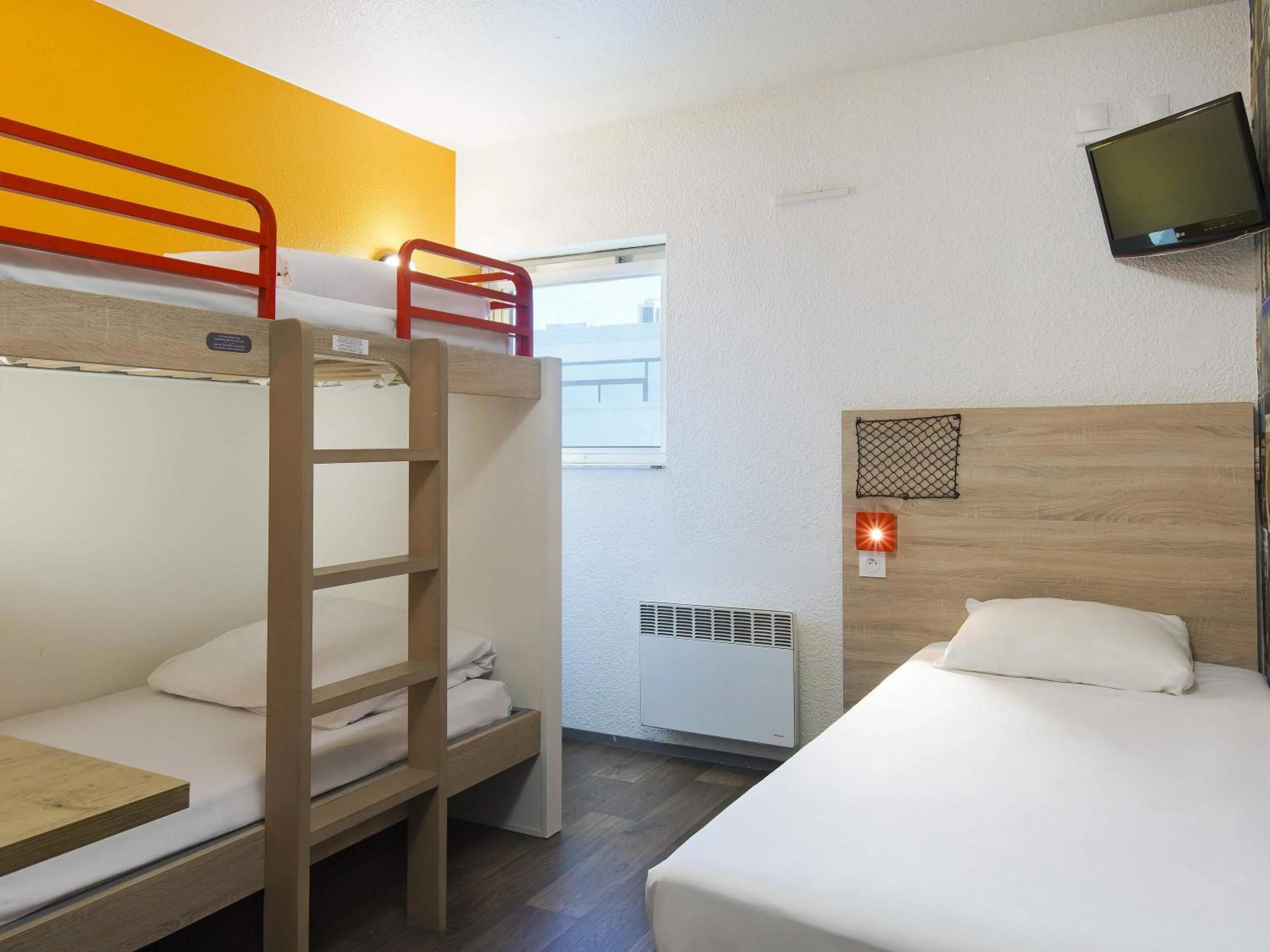 Bedroom, Bed in hotelF1 Igny Massy TGV