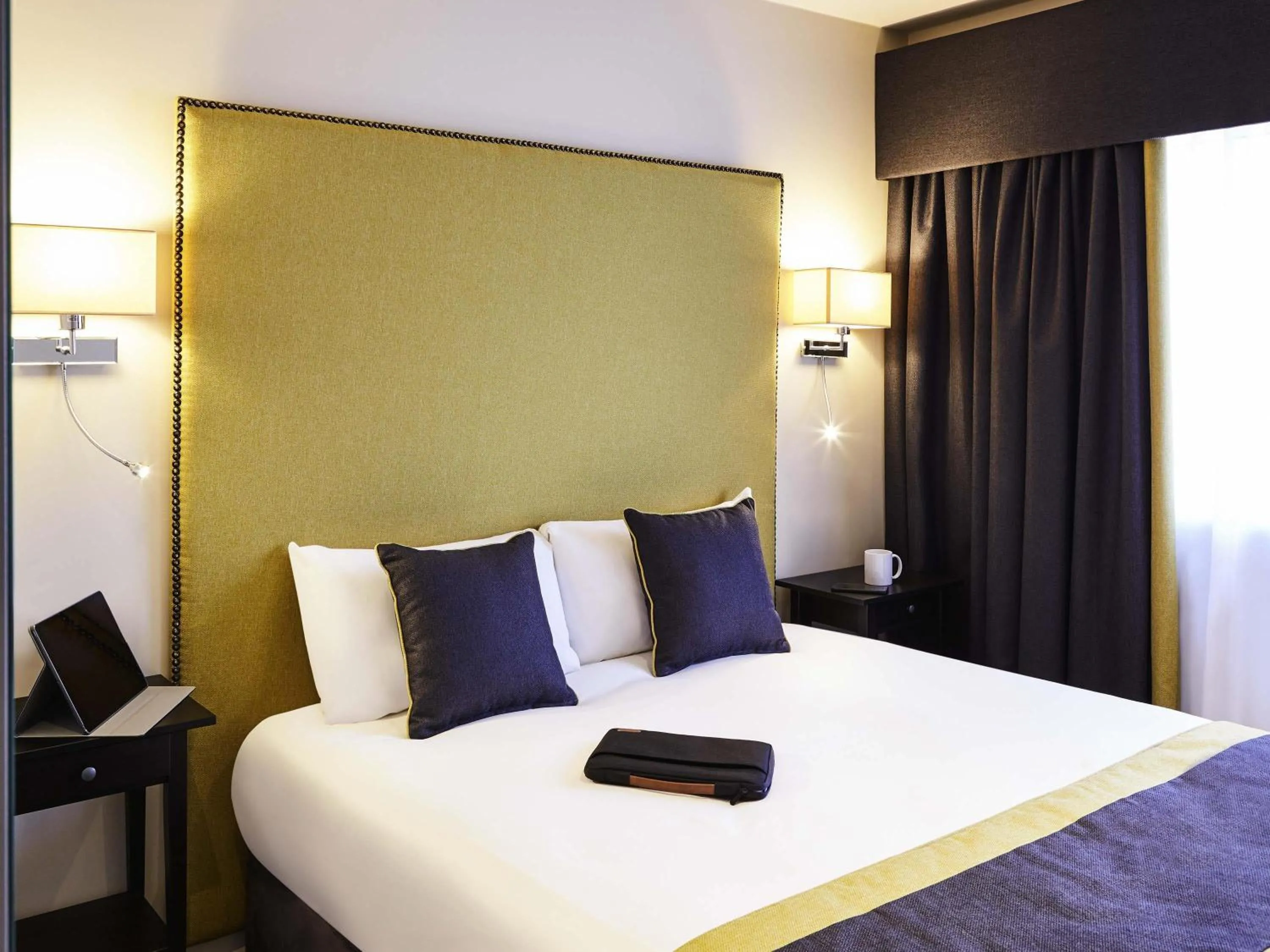 Bedroom, Bed in Mercure Newbury West Grange Hotel