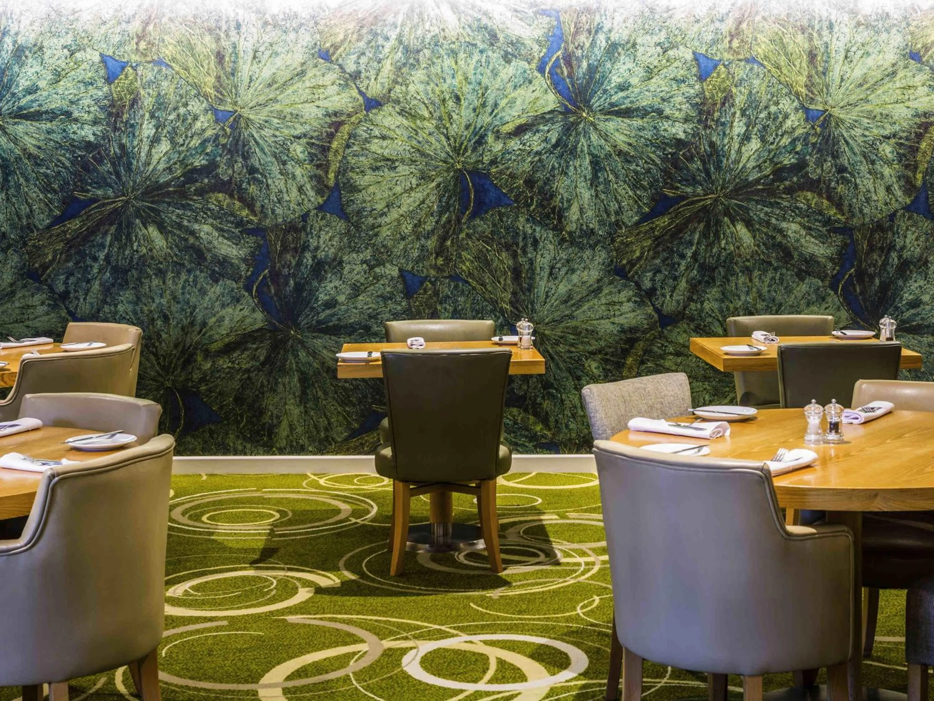 Lounge or bar in Mercure Newbury West Grange Hotel