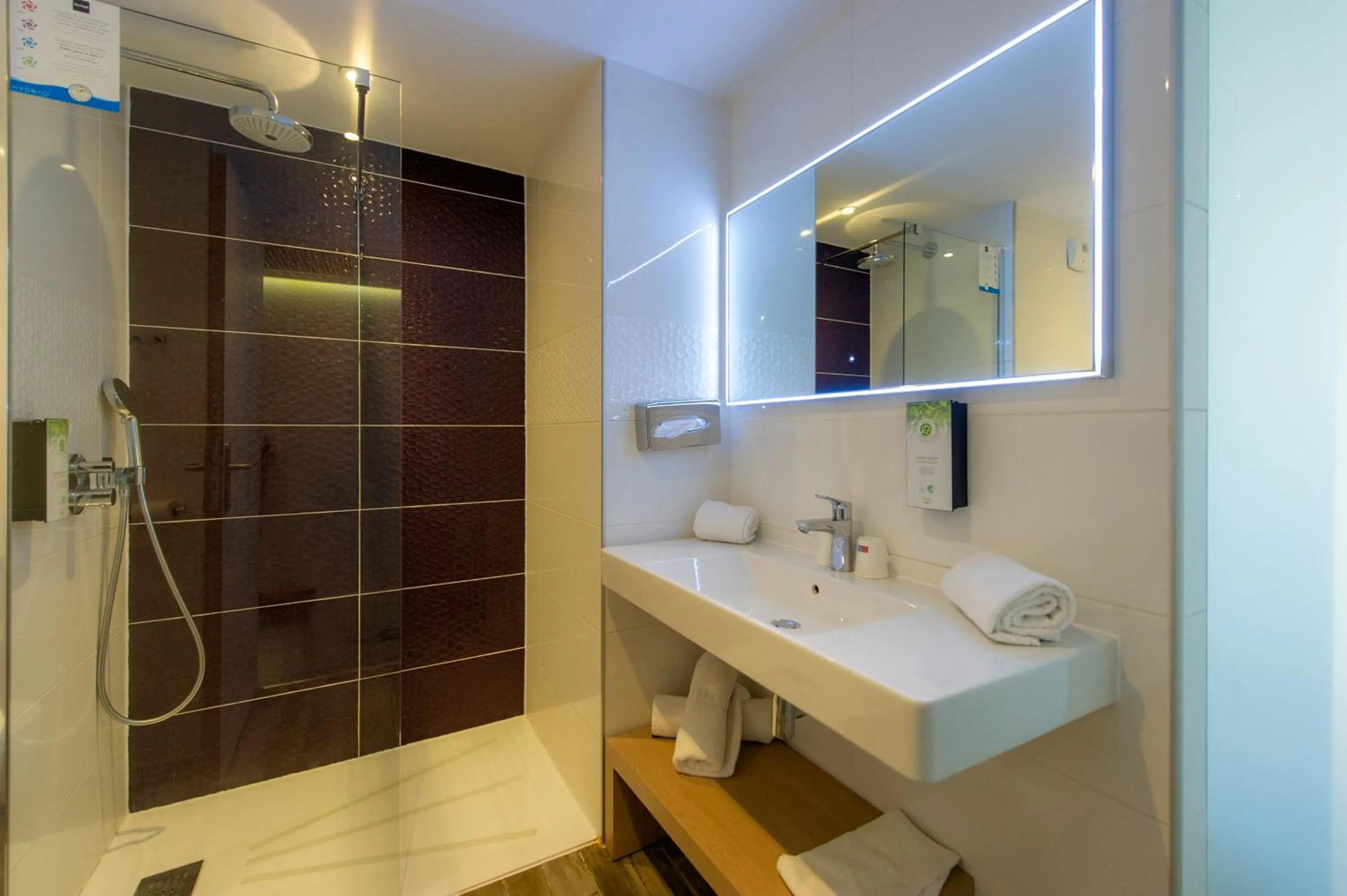 Shower in Kyriad Montpellier Est - Lunel