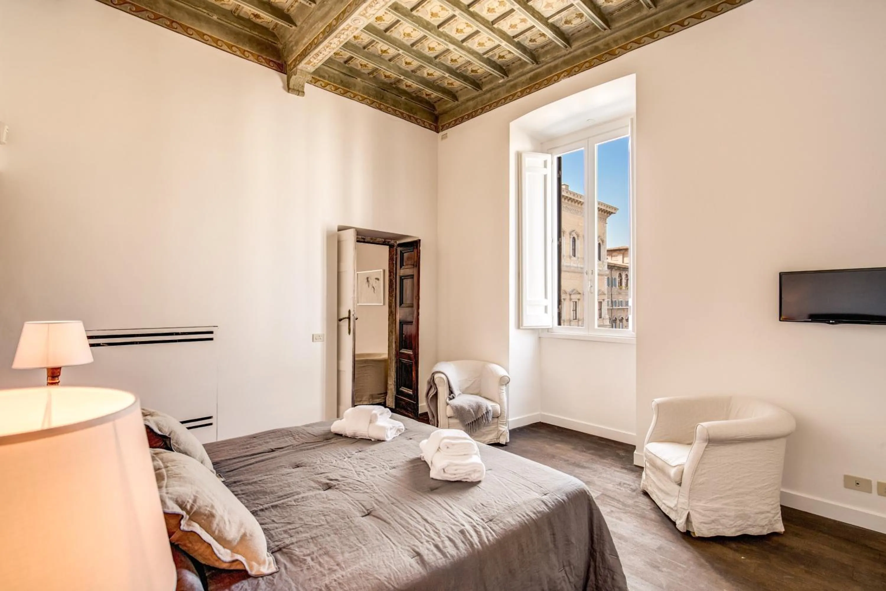 Bed in Piazza Farnese exclusive view 2 bedroom en suite