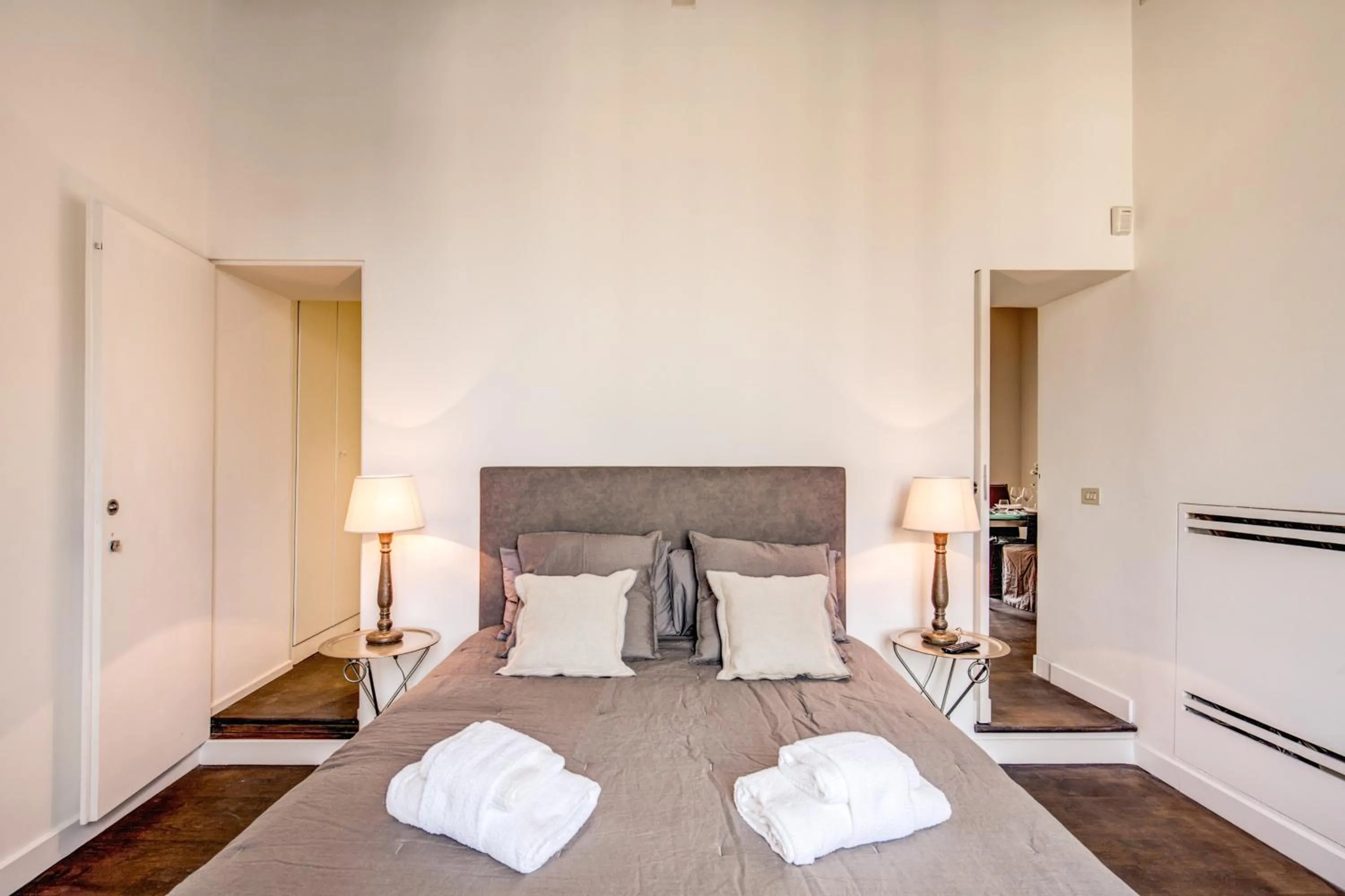 Bed in Piazza Farnese exclusive view 2 bedroom en suite