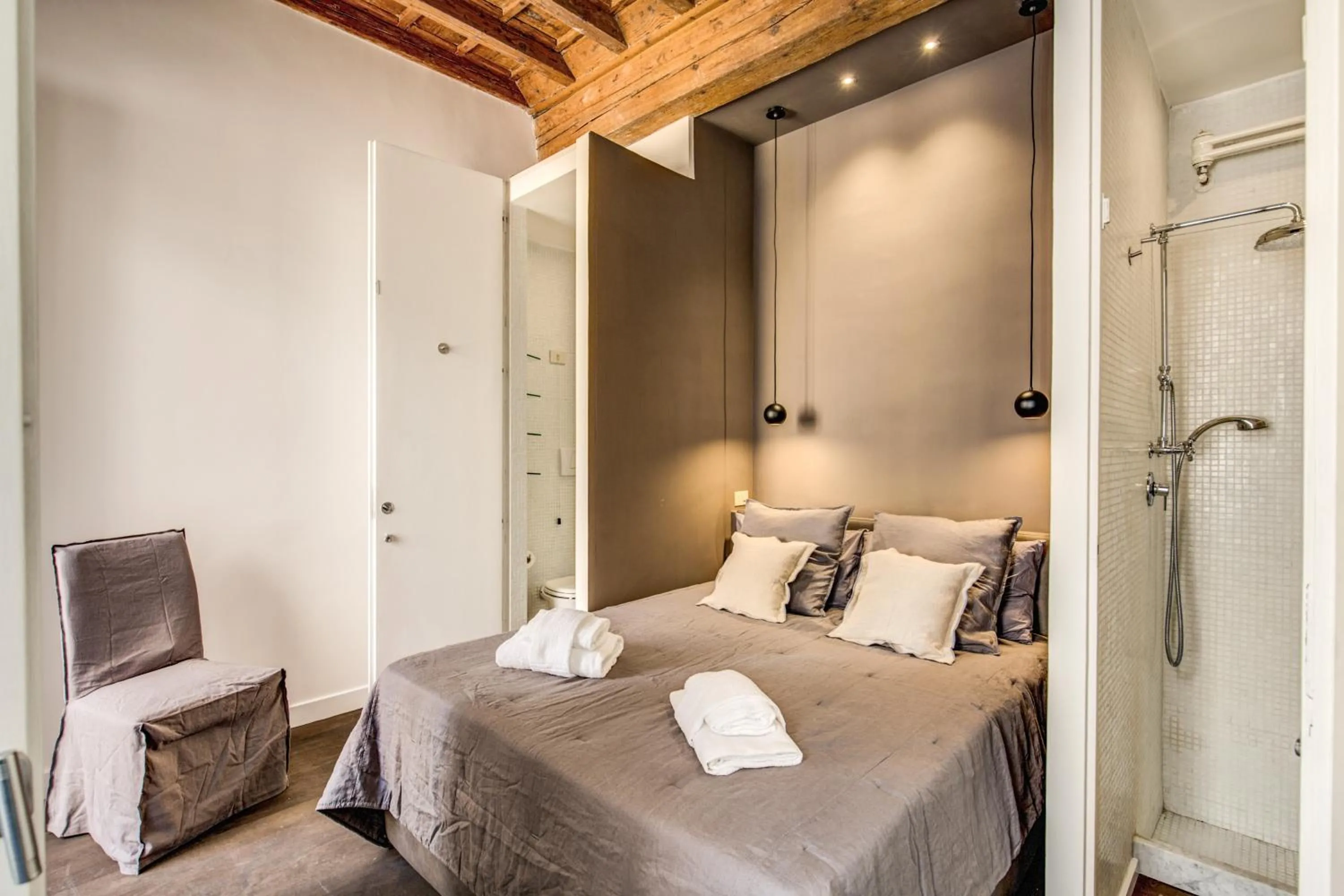 Bed in Piazza Farnese exclusive view 2 bedroom en suite