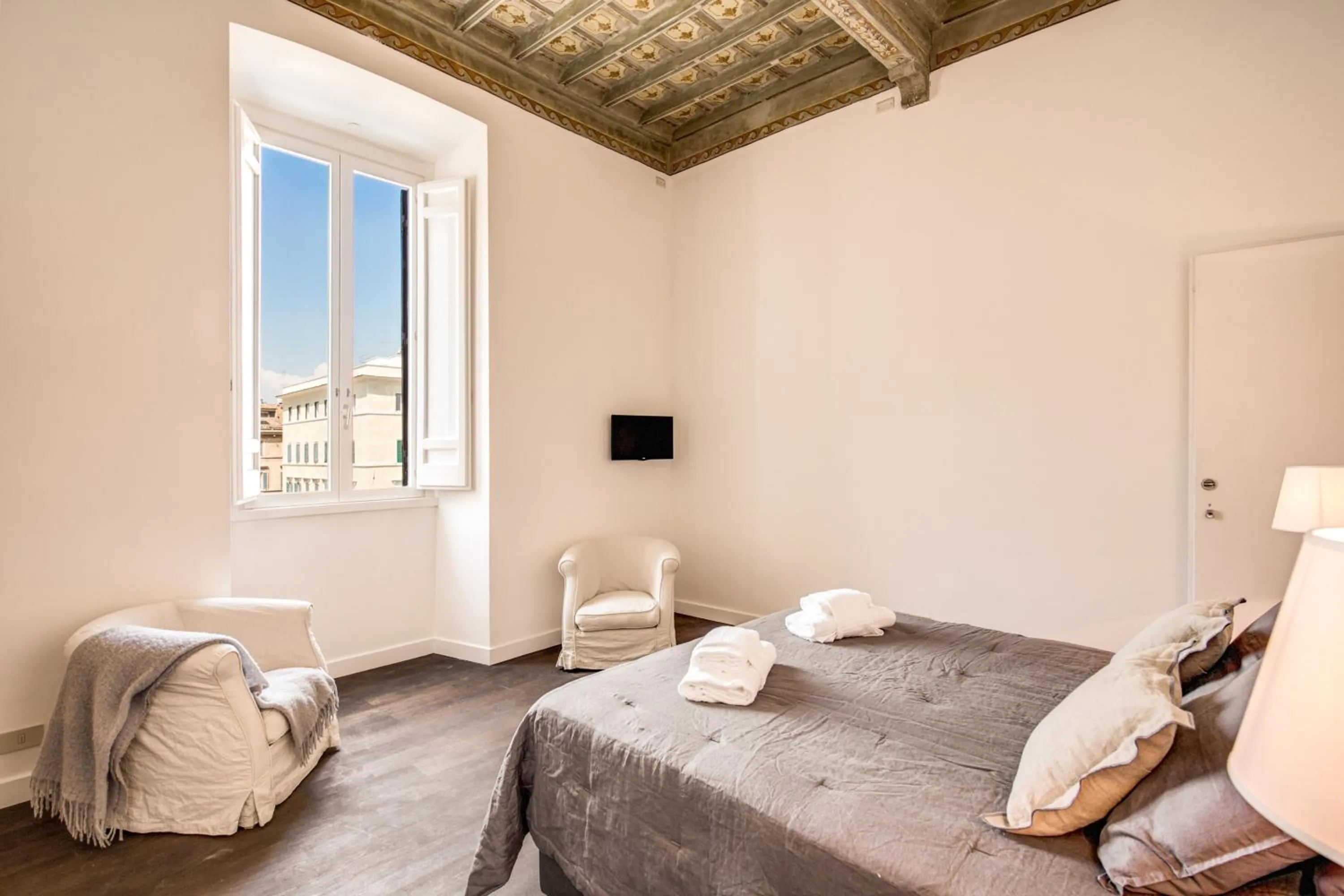 Bed in Piazza Farnese exclusive view 2 bedroom en suite