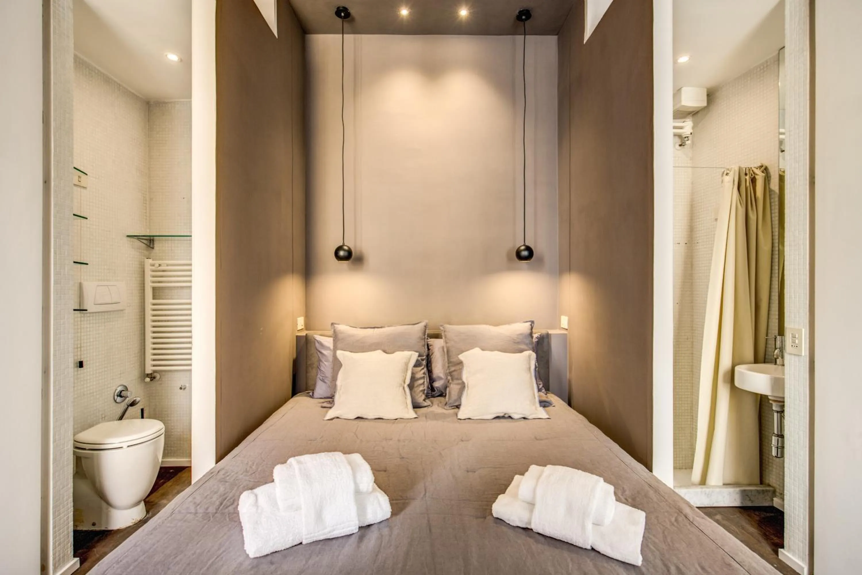 Bed in Piazza Farnese exclusive view 2 bedroom en suite