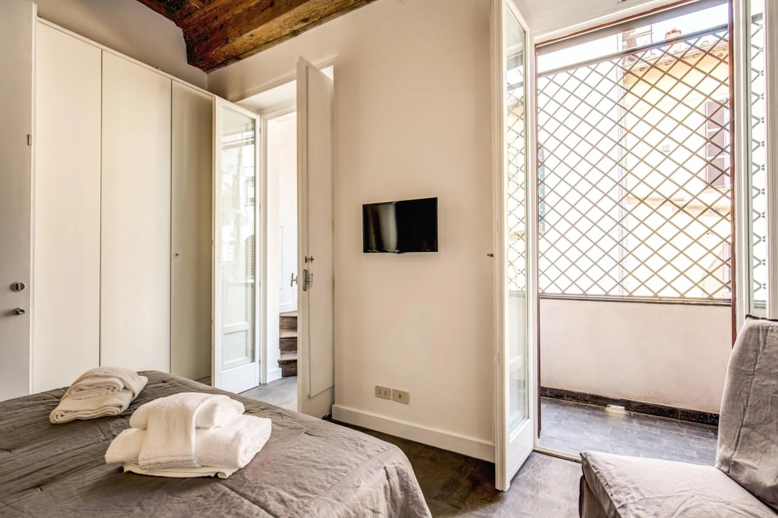 Bed in Piazza Farnese exclusive view 2 bedroom en suite