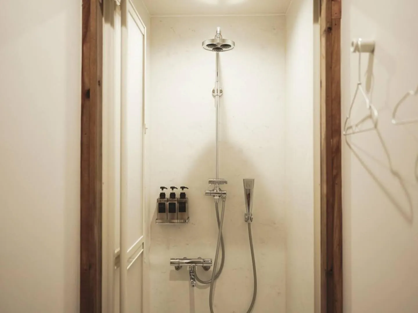 Shower in Taketa Ekimae Hostel cue