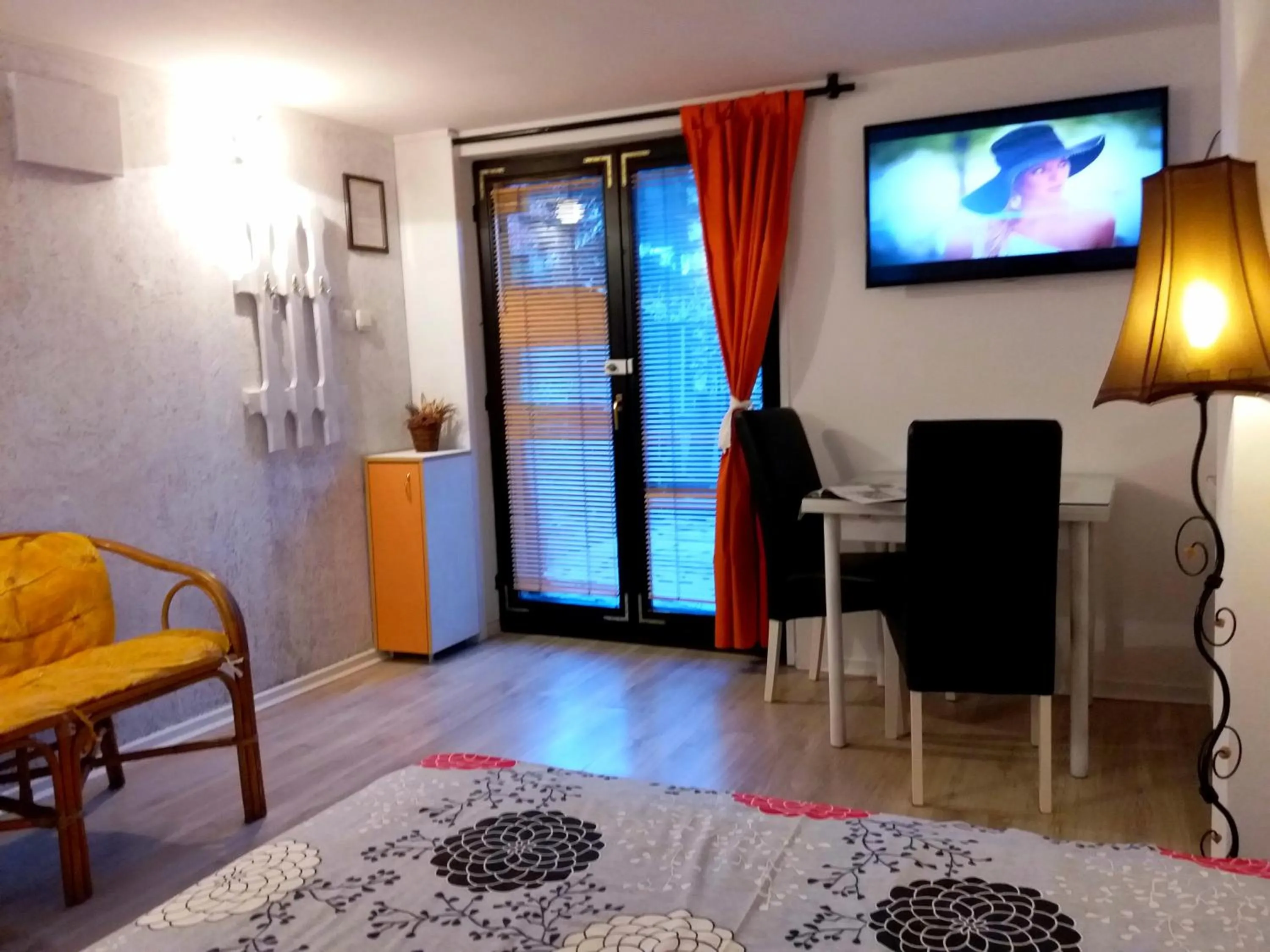 Bed in Apartments Milena Zlatibor - Dvorište & Parking