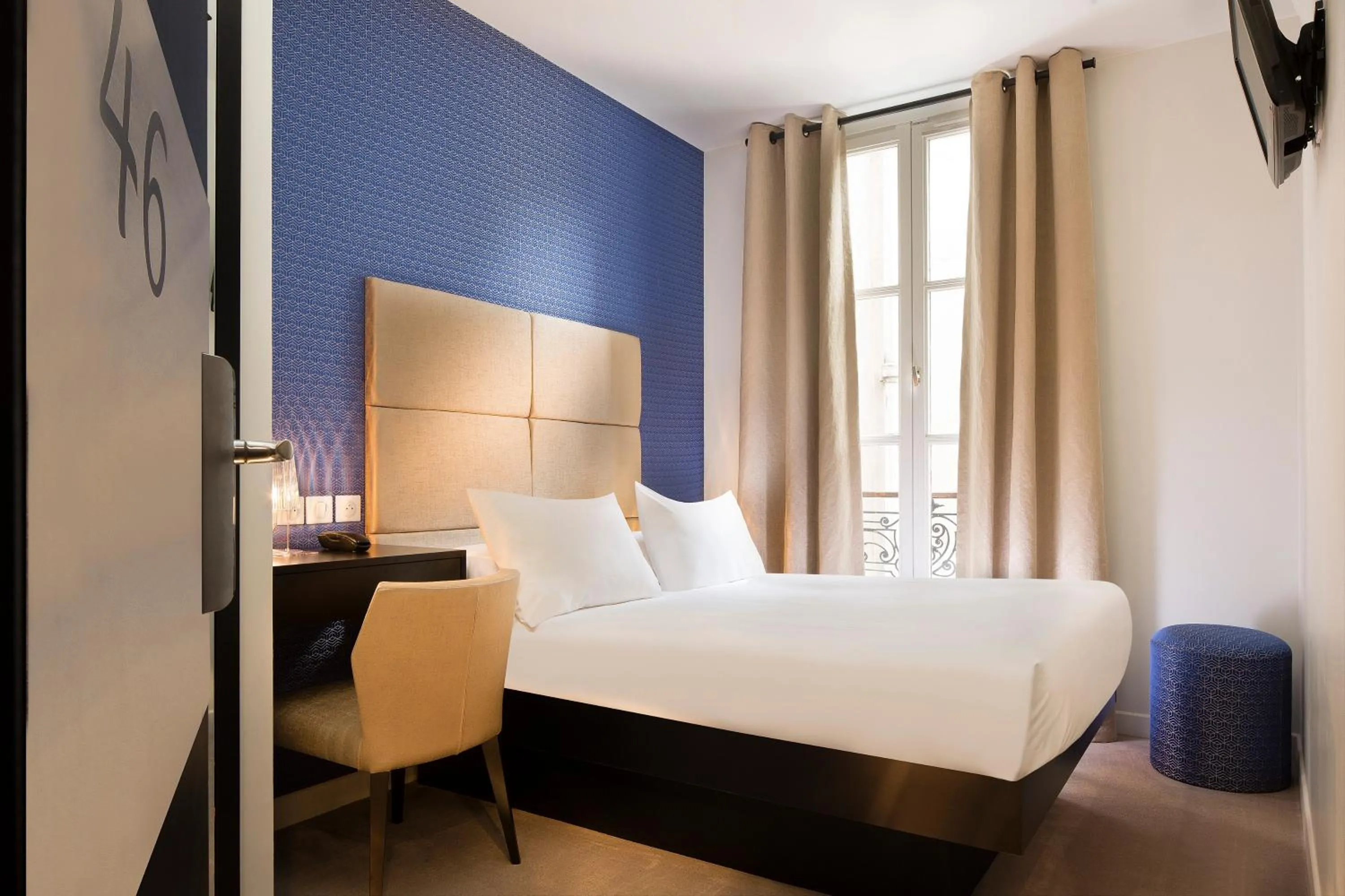 Photo of the whole room, Bed in Le Relais du Marais