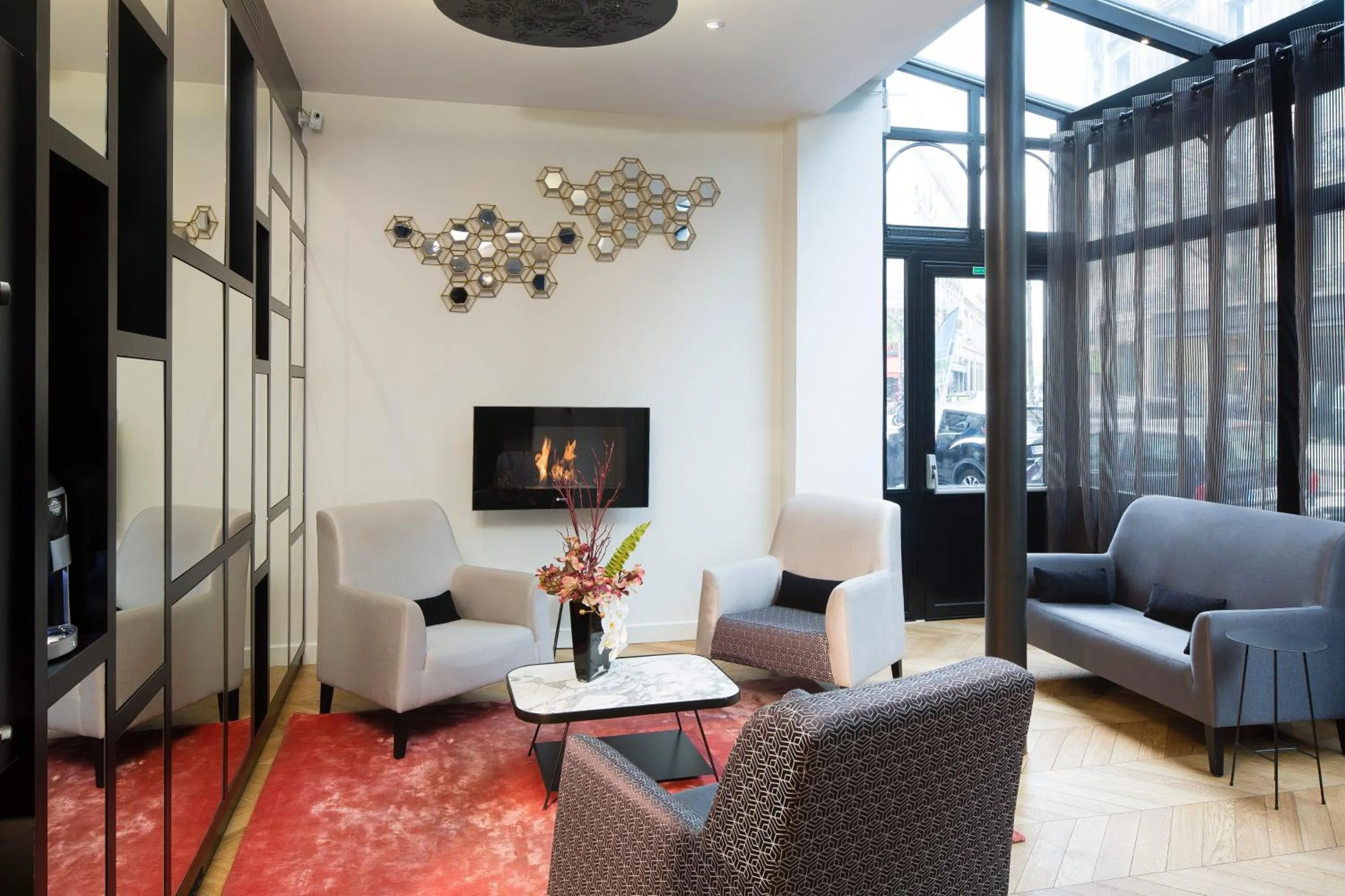 Lobby or reception in Le Relais du Marais