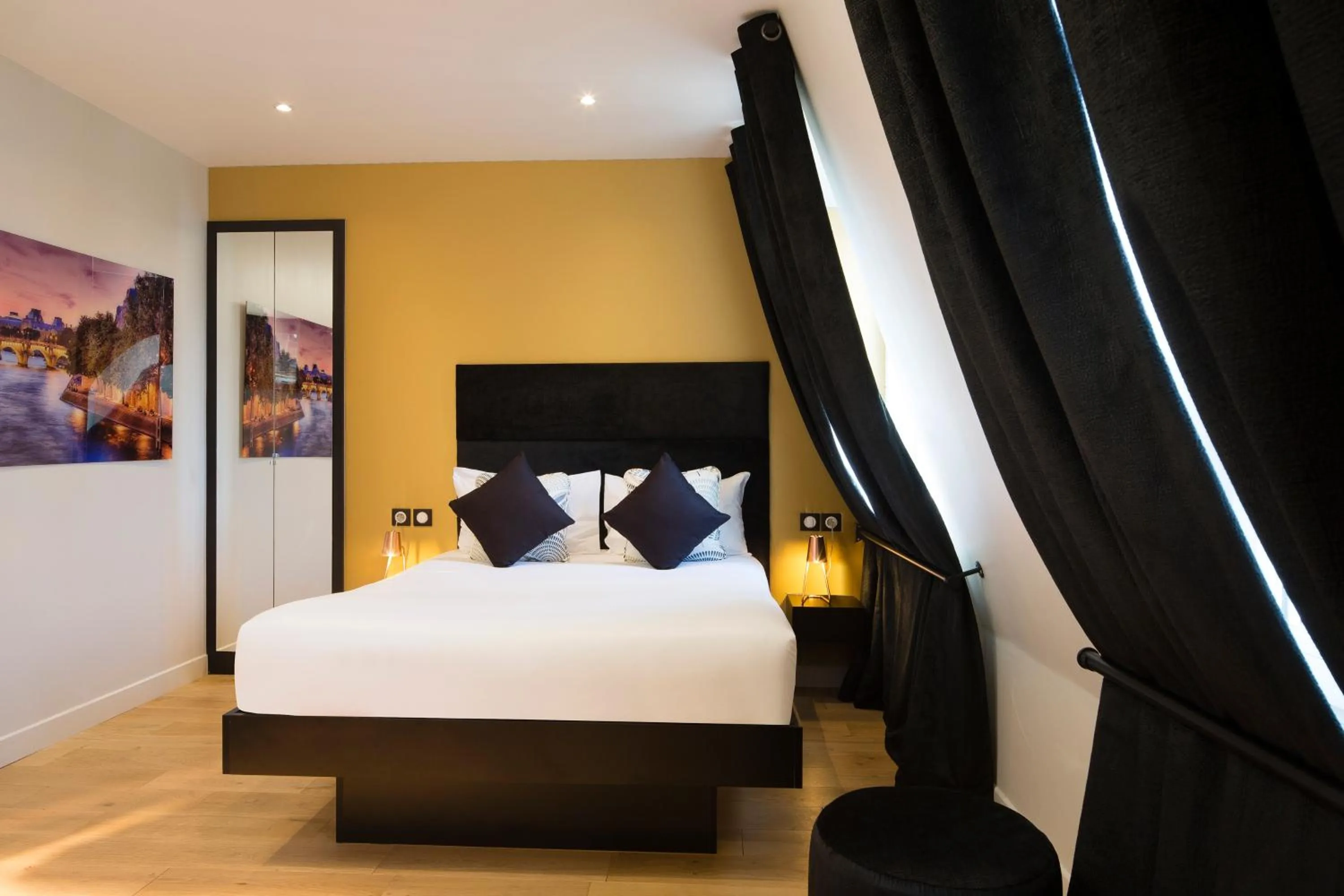 Photo of the whole room, Bed in Le Relais du Marais