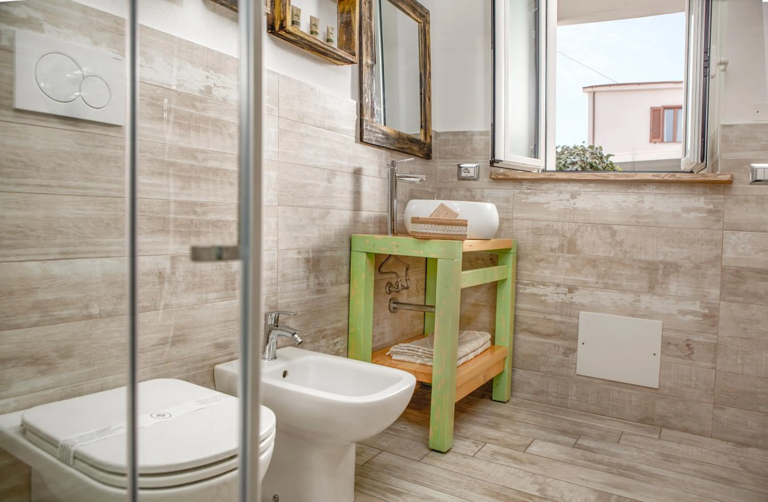 Shower in B&B Les Chambres Rooms & Suite