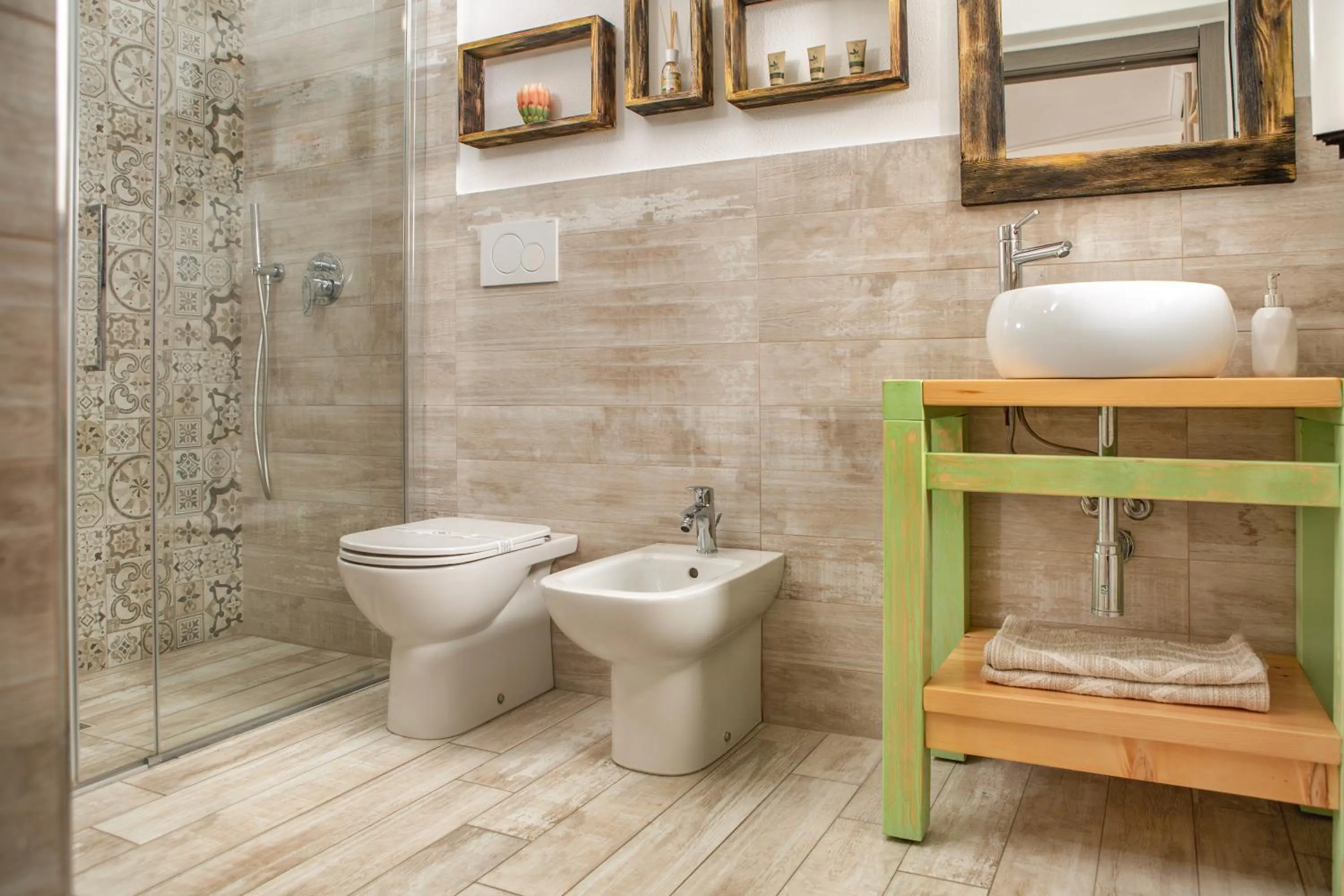 Shower in B&B Les Chambres Rooms & Suite