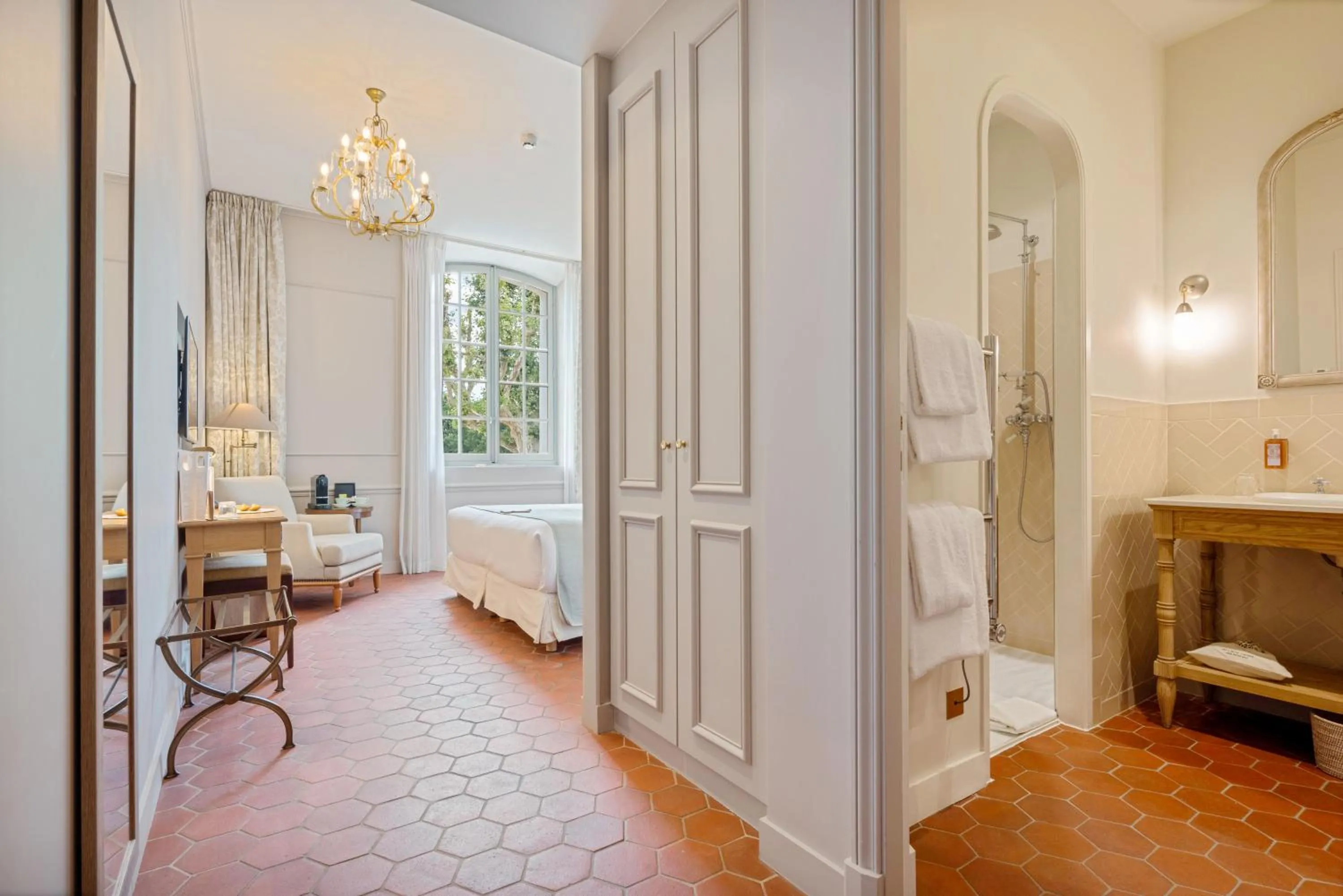 Photo of the whole room, Bed in Château de Fonscolombe