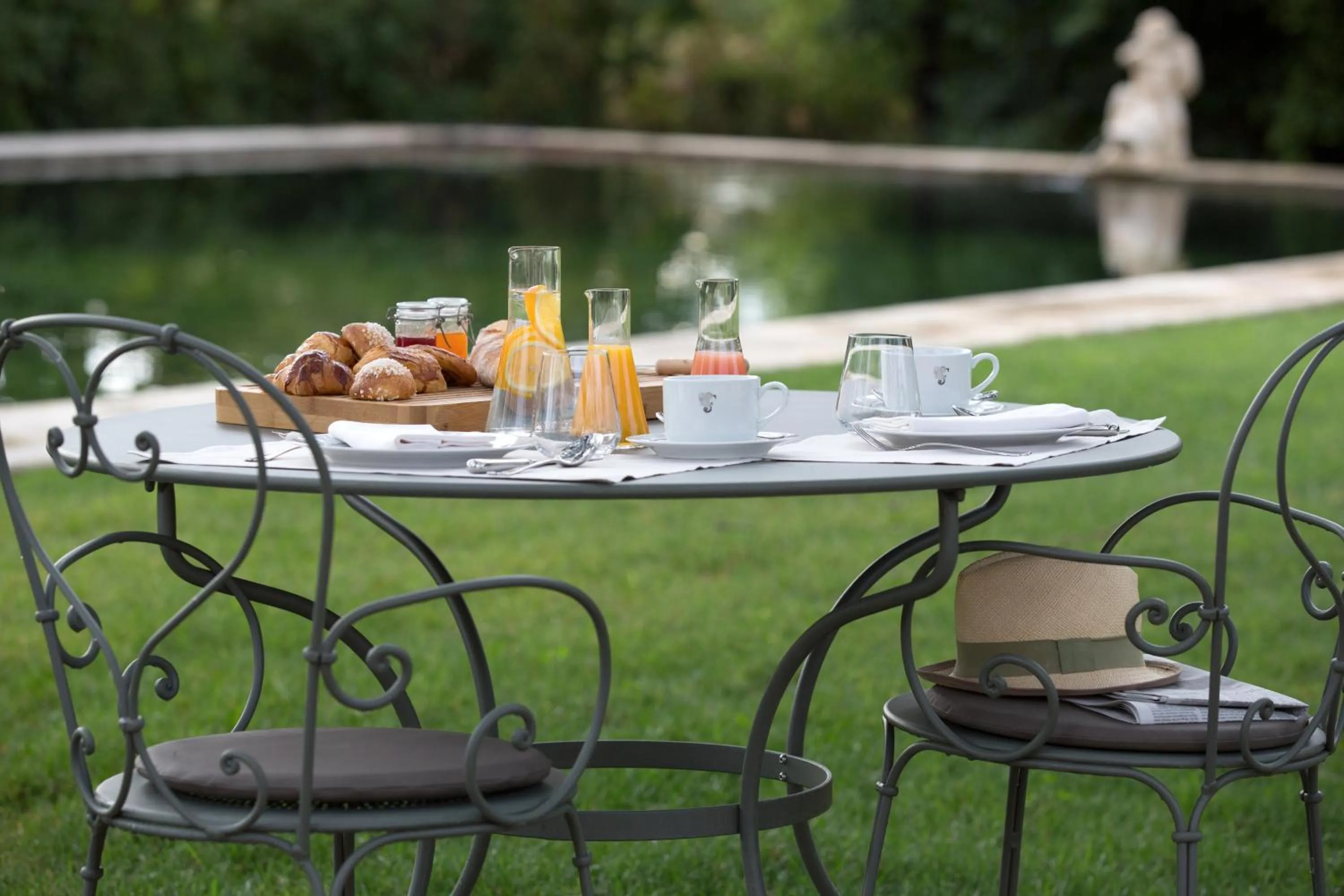 Restaurant/places to eat in Château de Fonscolombe