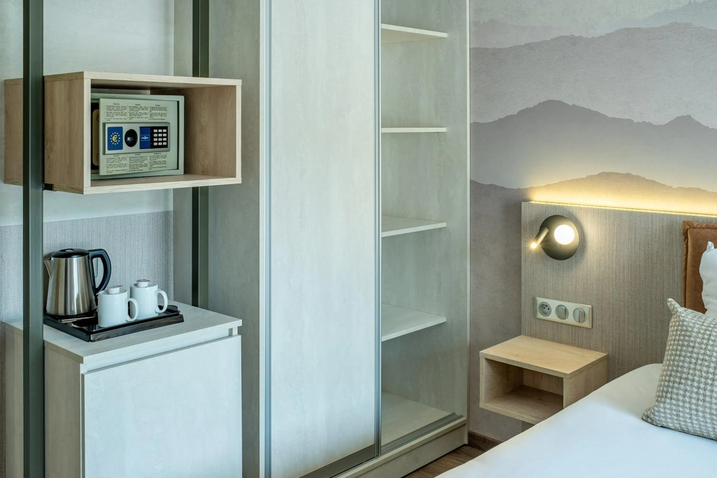 Coffee/tea facilities, Bed in Hôtel La Solitude