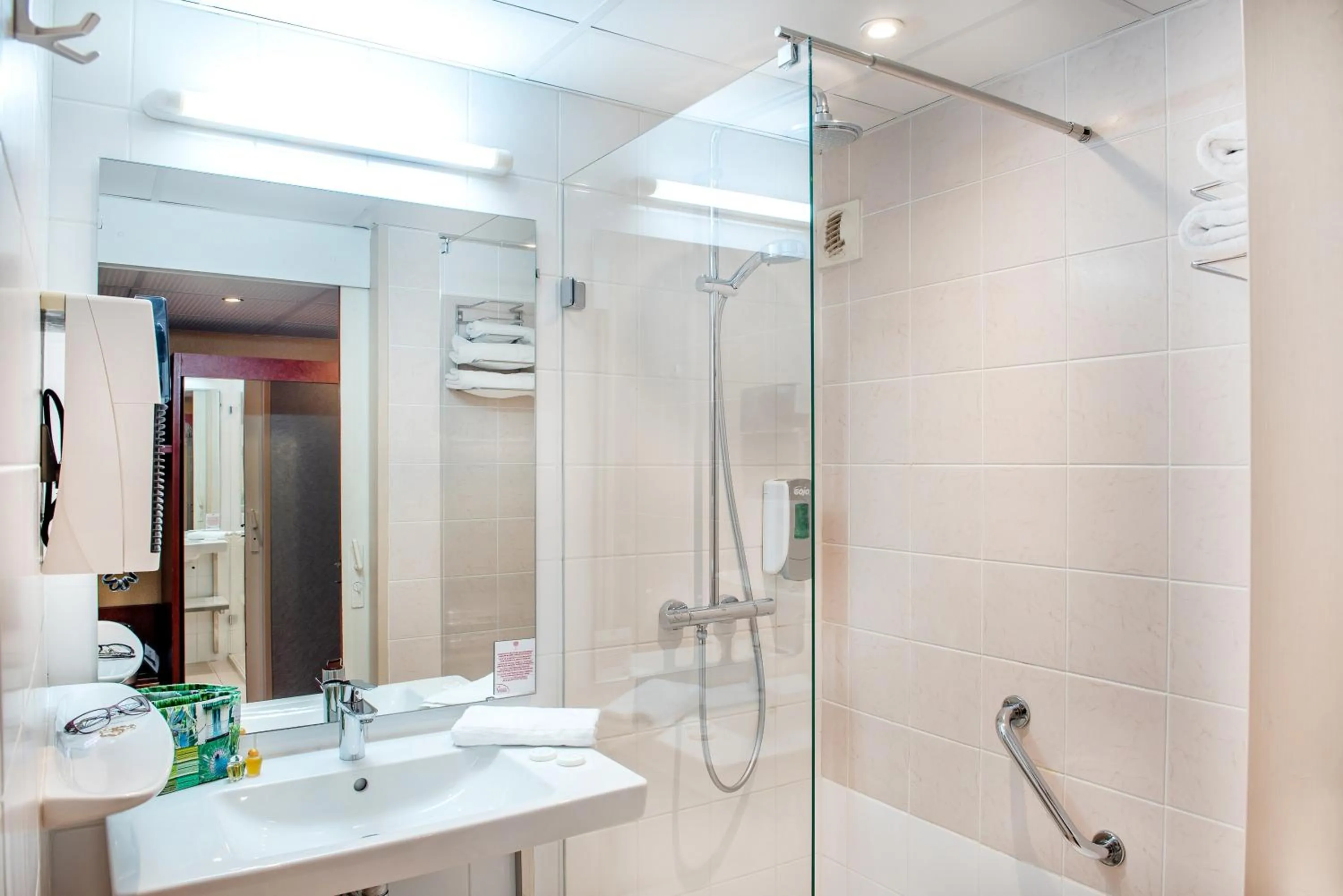 Shower in Hôtel La Solitude