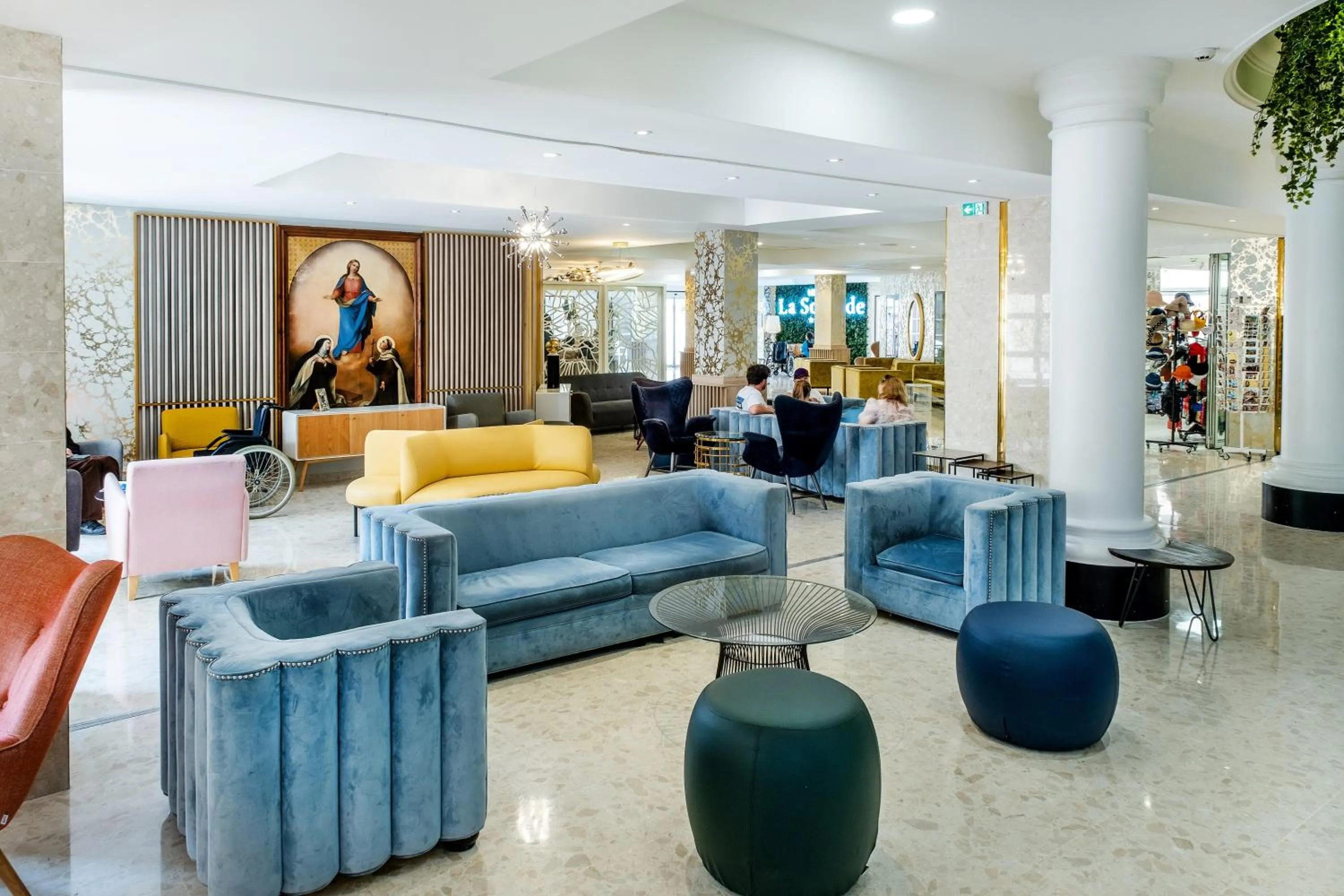 Communal lounge/ TV room in Hôtel La Solitude