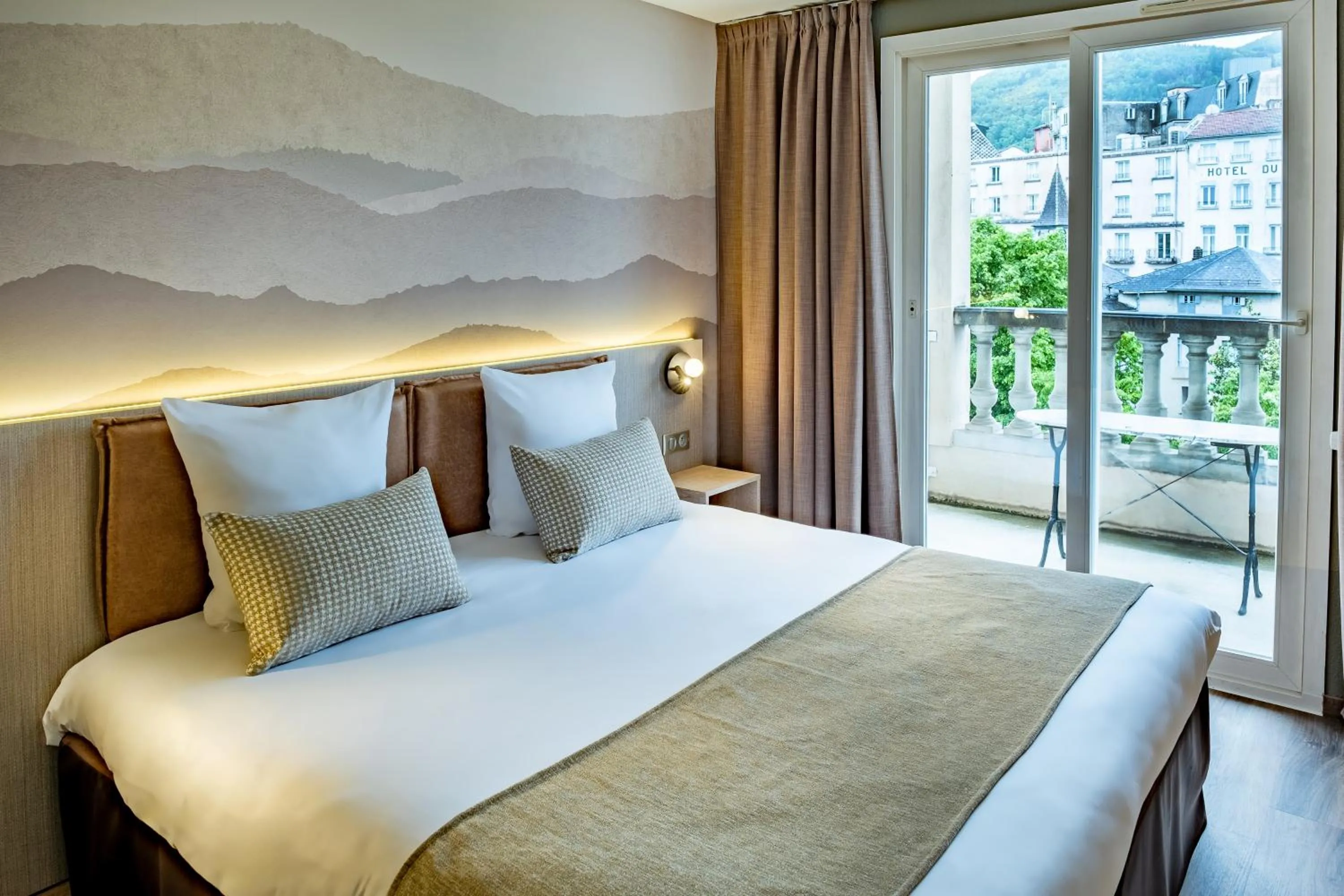 View (from property/room), Bed in Hôtel La Solitude