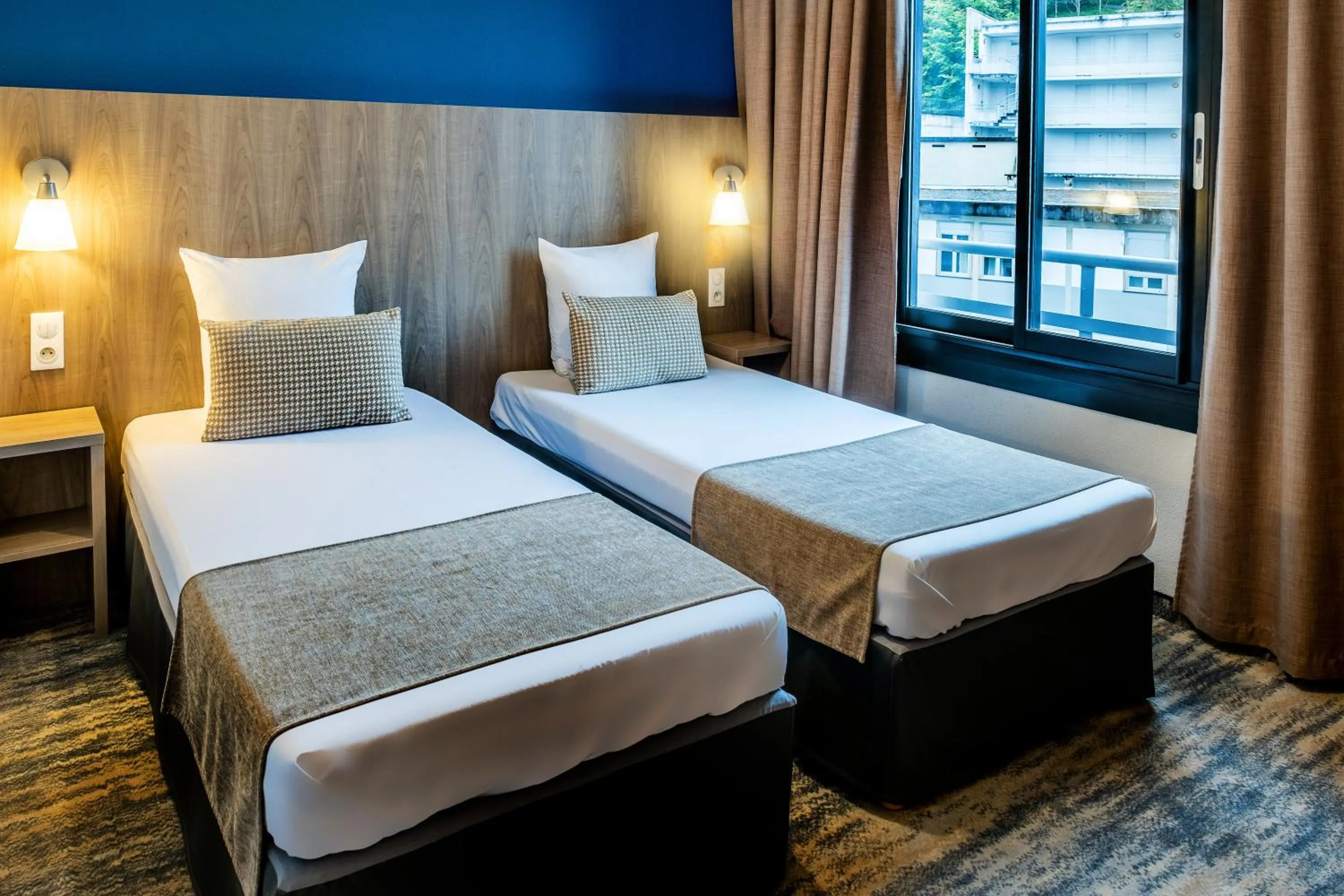 Coffee/tea facilities, Bed in Hôtel Panorama