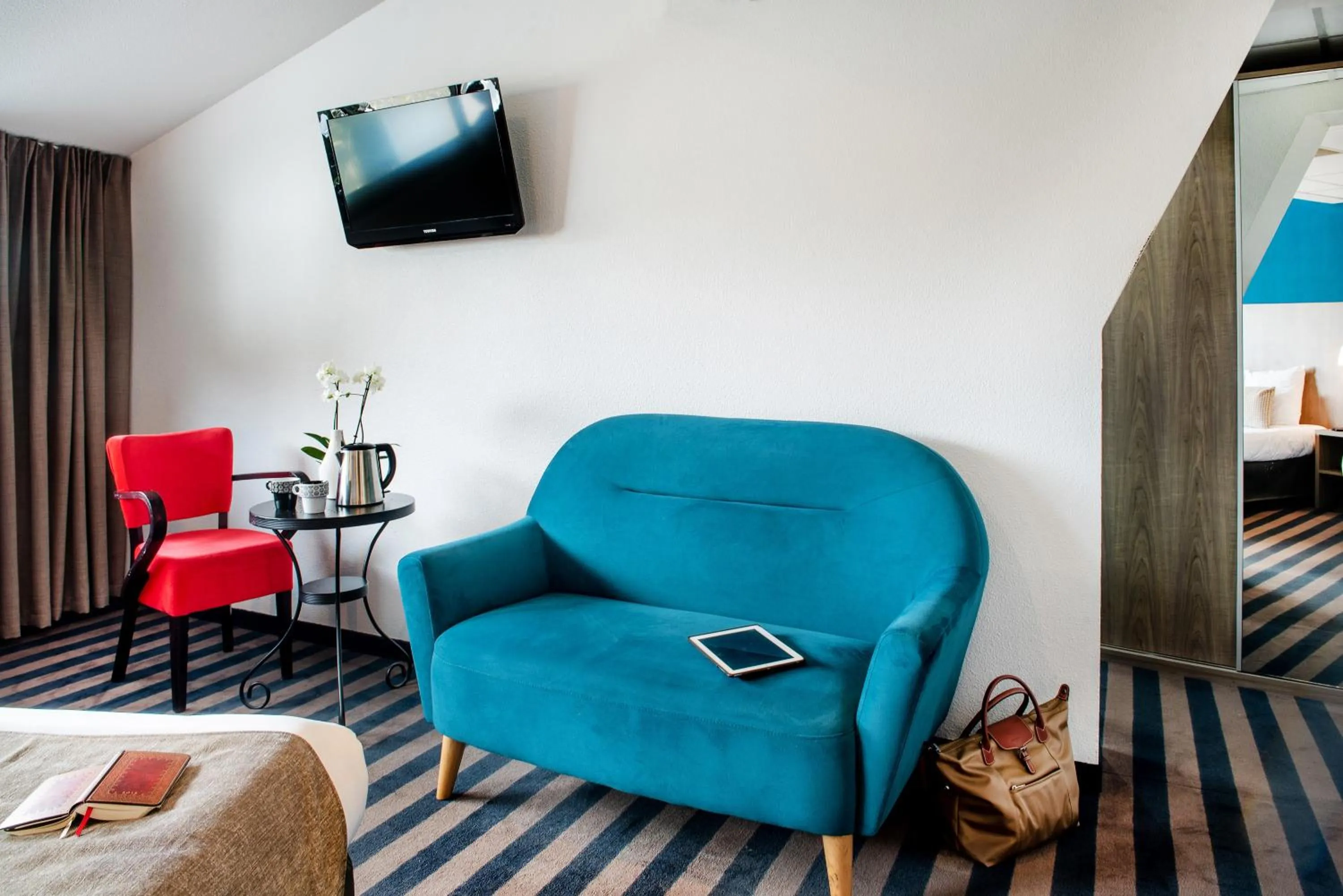 Seating area, Bed in Hôtel Panorama