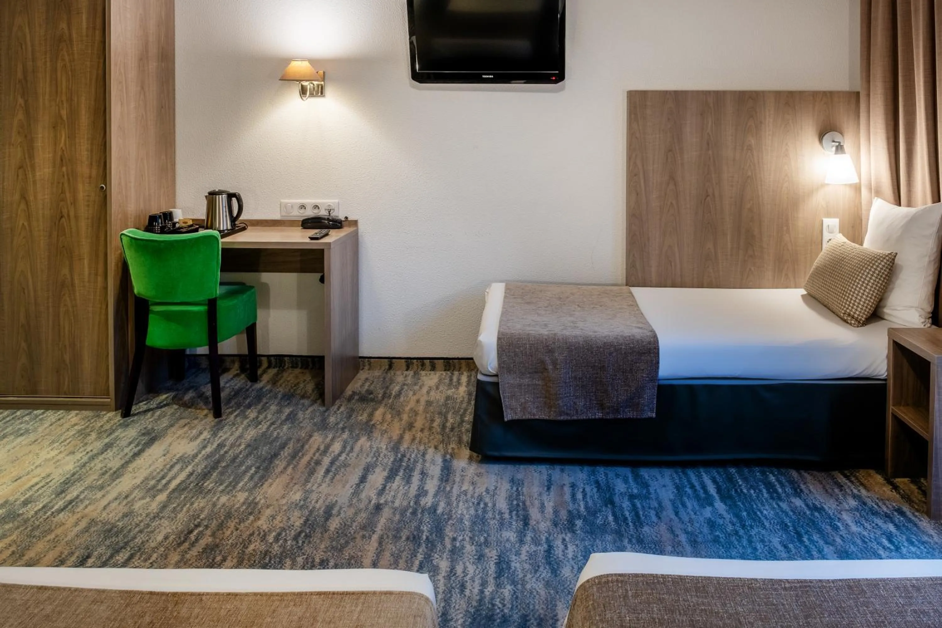 Coffee/tea facilities, Bed in Hôtel Panorama