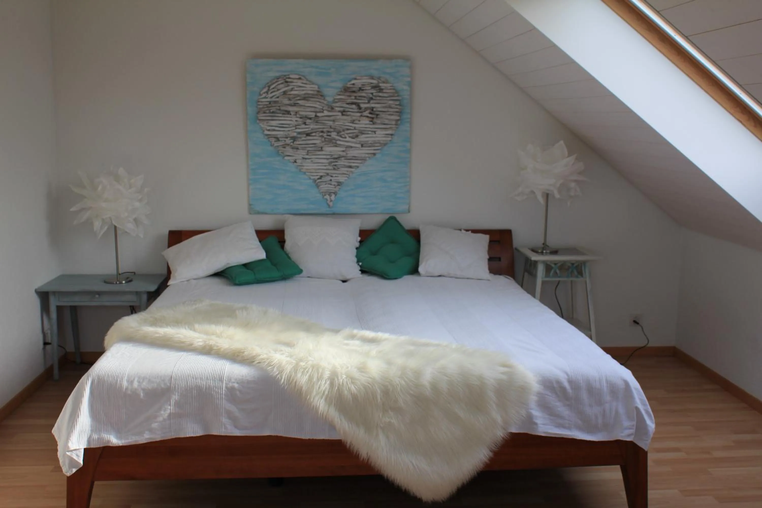 Photo of the whole room, Bed in Wohnzopf