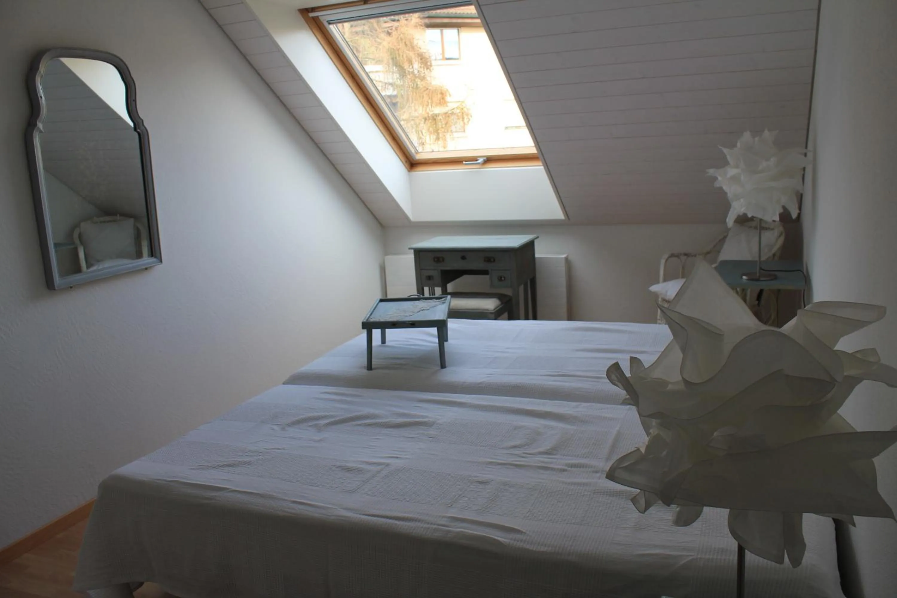 Photo of the whole room, Bed in Wohnzopf