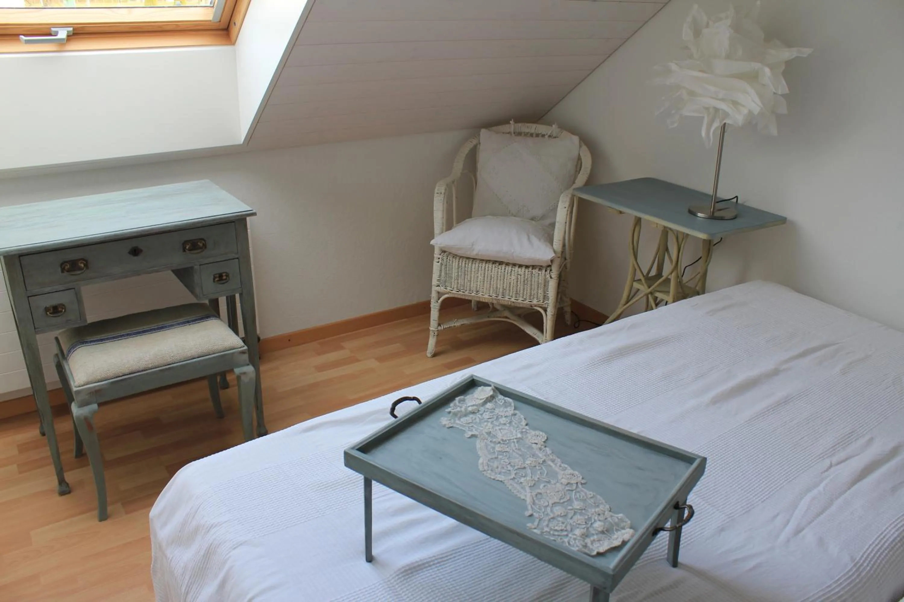 Photo of the whole room, Bed in Wohnzopf