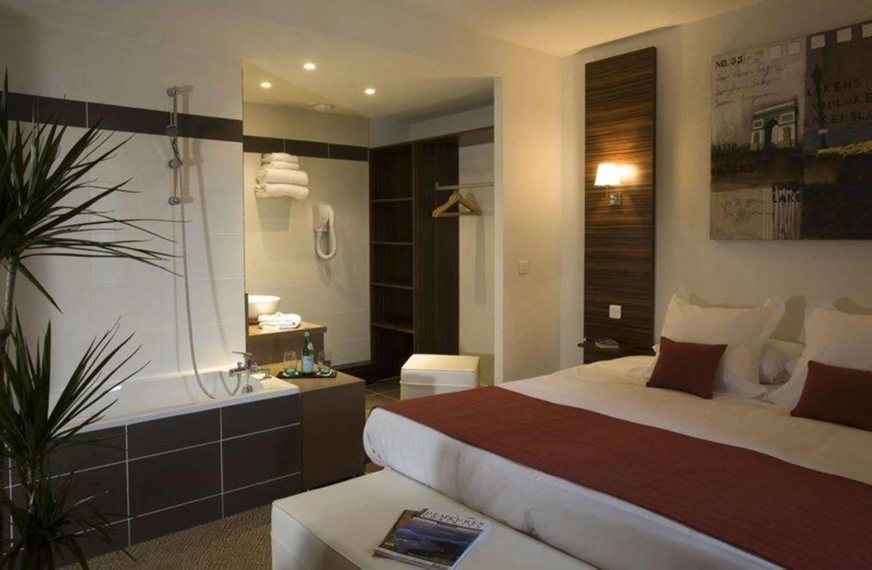 Bathroom, Bed in Hôtel Le Palladior Voiron