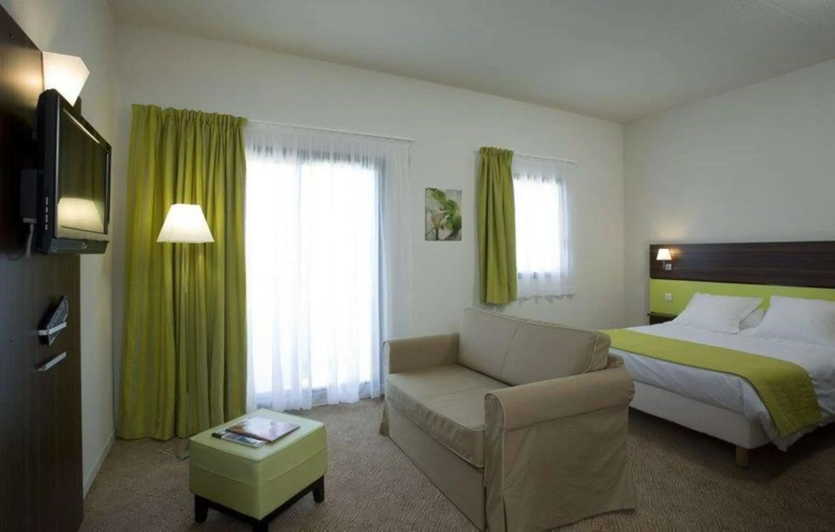 Superior Queen Room with Sofa Bed in Hôtel Le Palladior Voiron Superior Queen Room with Sofa Bed in Hôtel Le Palladior Voiron