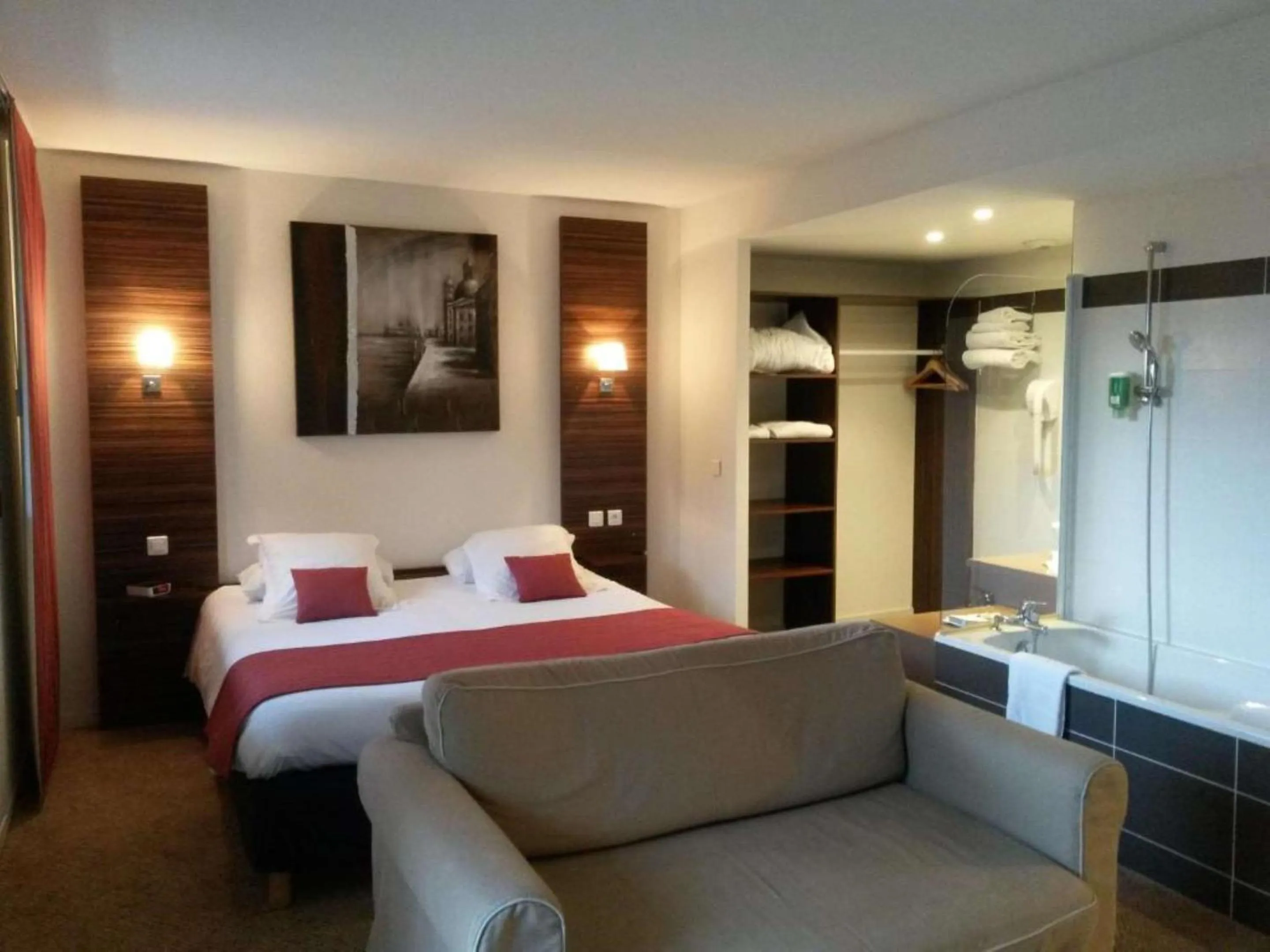 Photo of the whole room, Bed in Hôtel Le Palladior Voiron