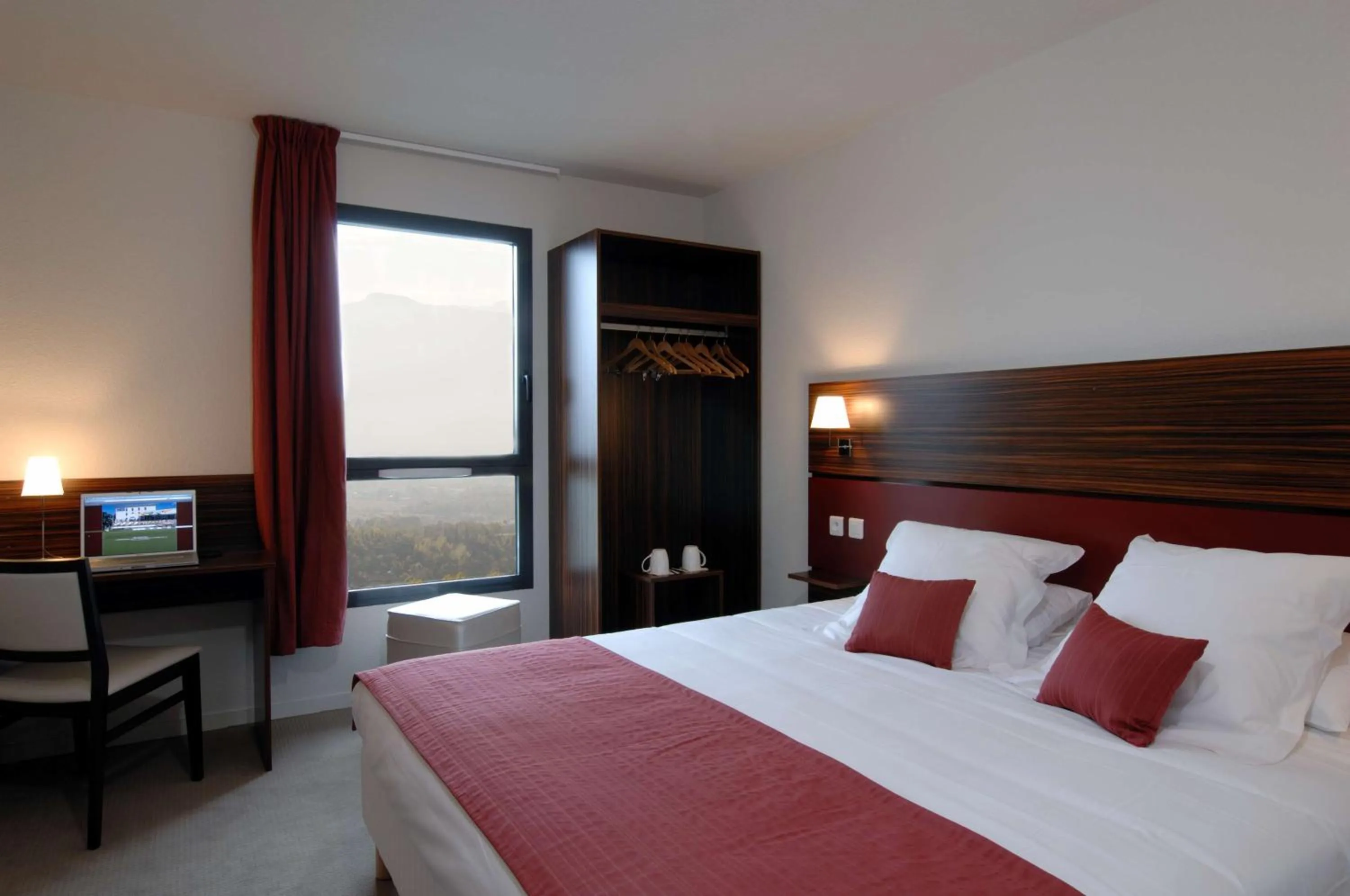 Photo of the whole room, Bed in Hôtel Le Palladior Voiron