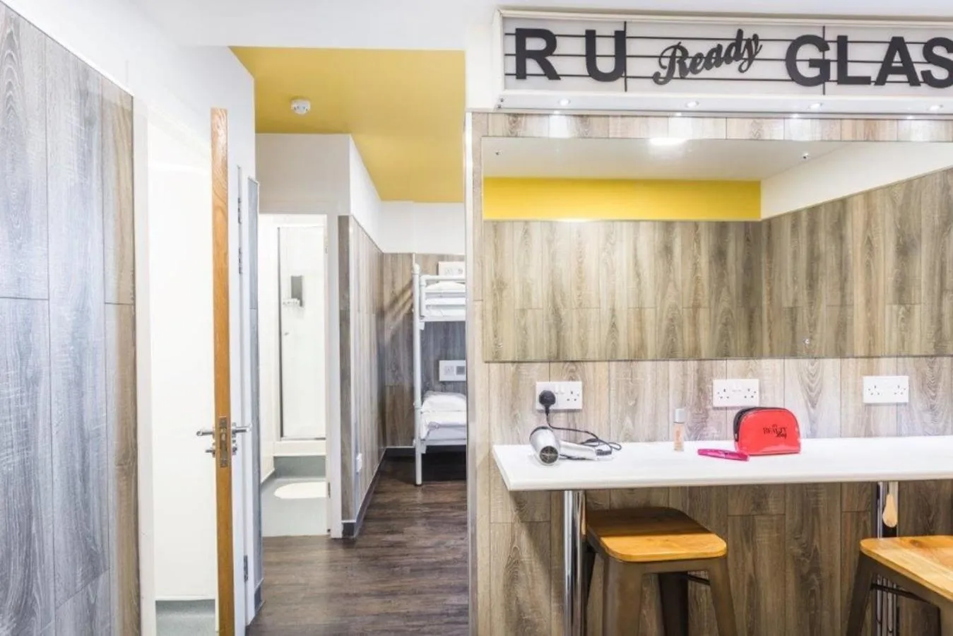 People, Kitchen/Kitchenette in Euro Hostel Glasgow