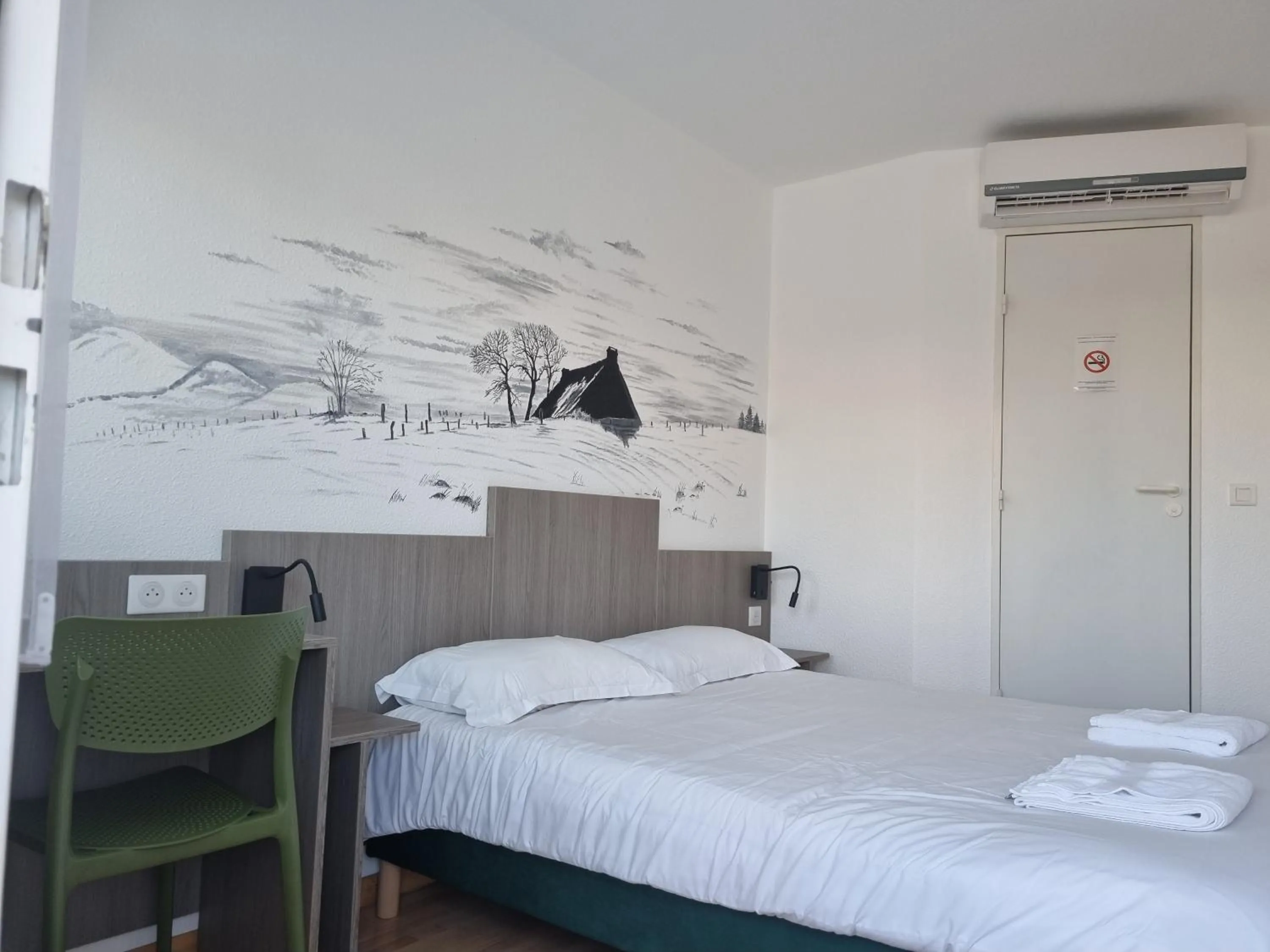 Bed in The Originals Access, Hôtel Le Lutéa