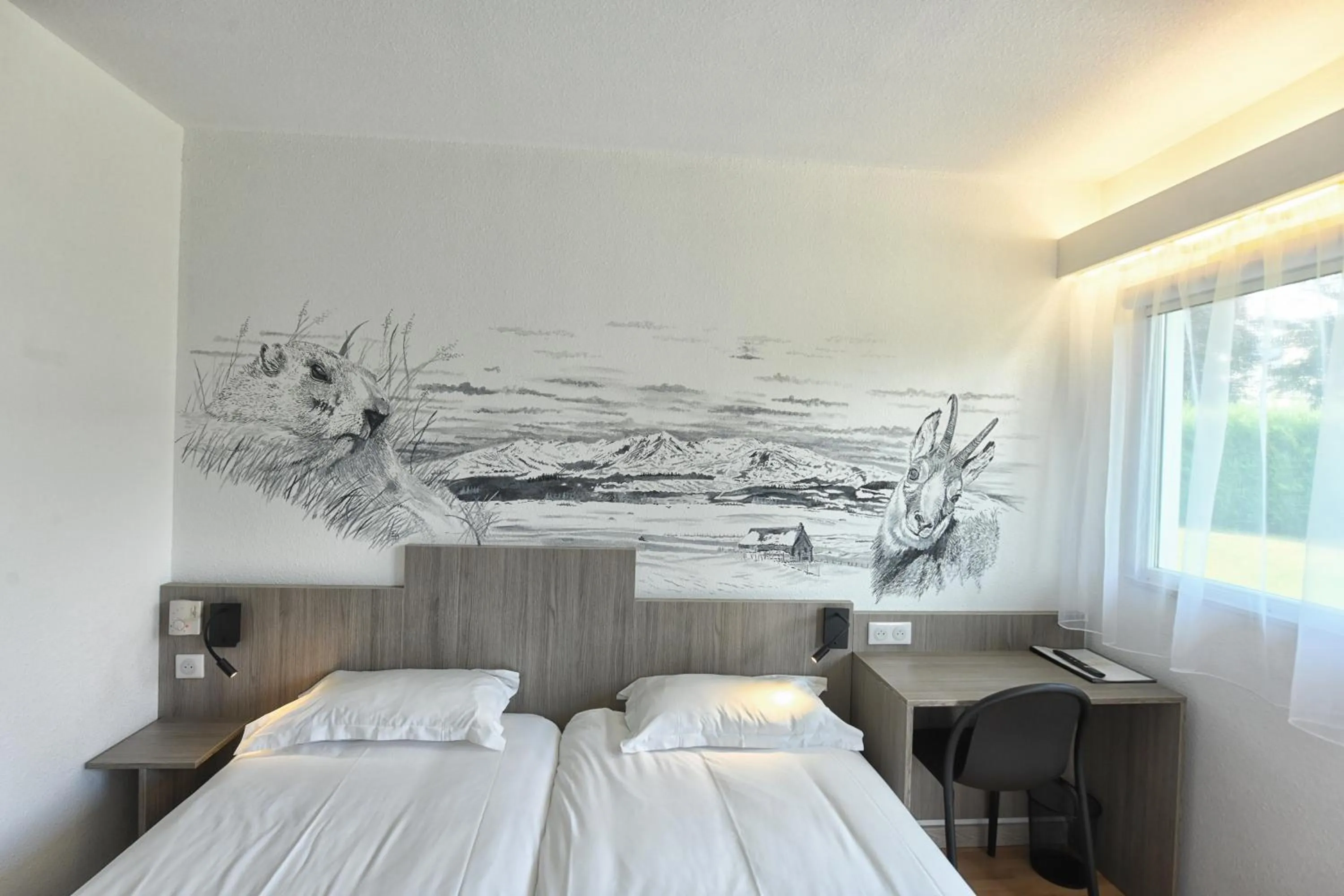 Bedroom, Bed in The Originals Access, Hôtel Le Lutéa