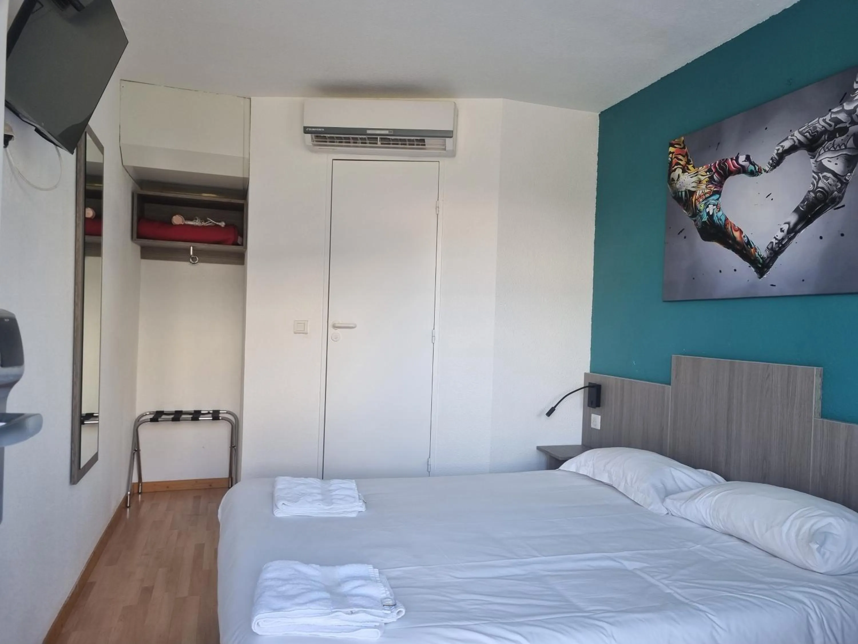 Bed in The Originals Access, Hôtel Le Lutéa