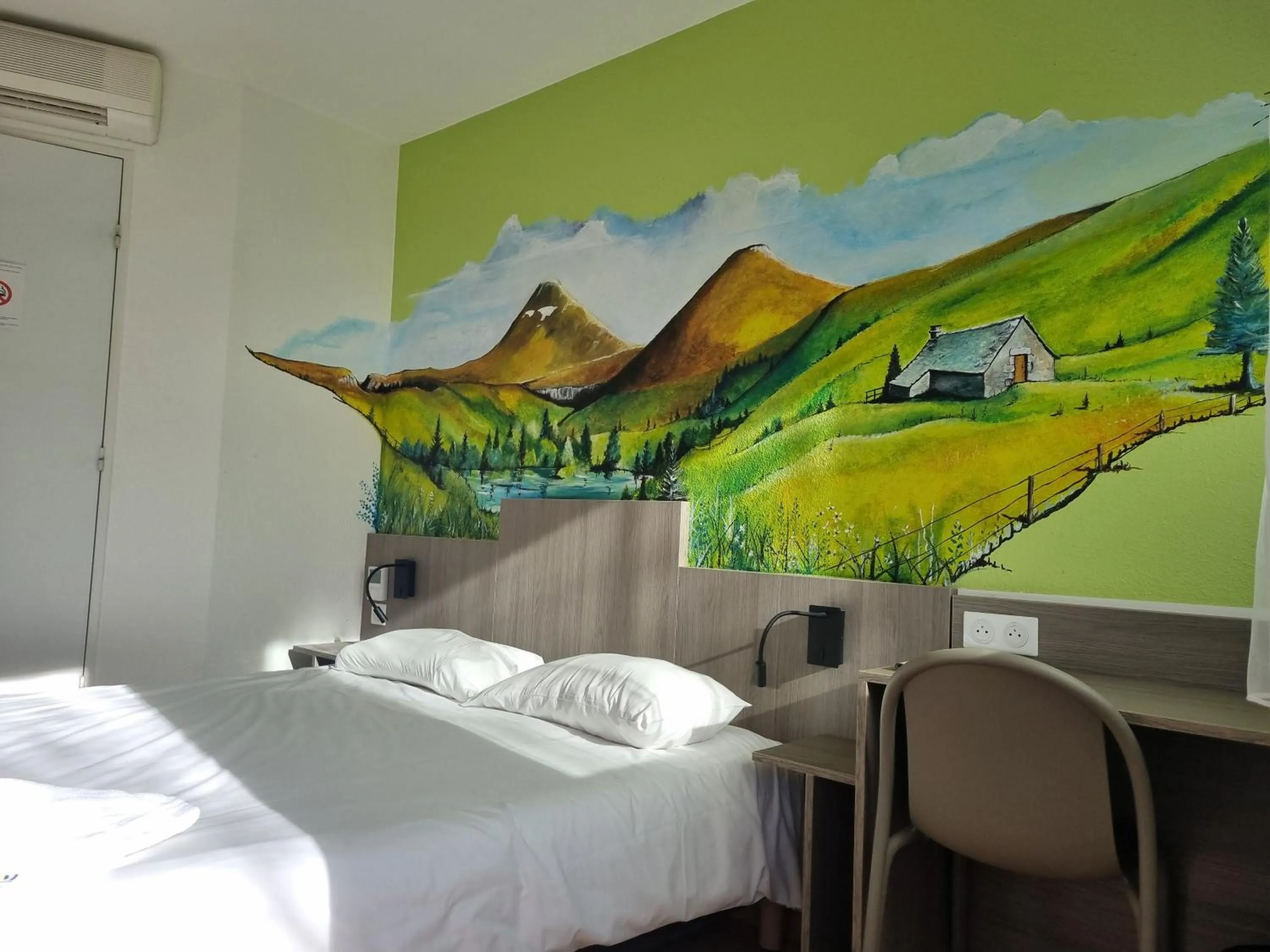 Photo of the whole room, Bed in The Originals Access, Hôtel Le Lutéa