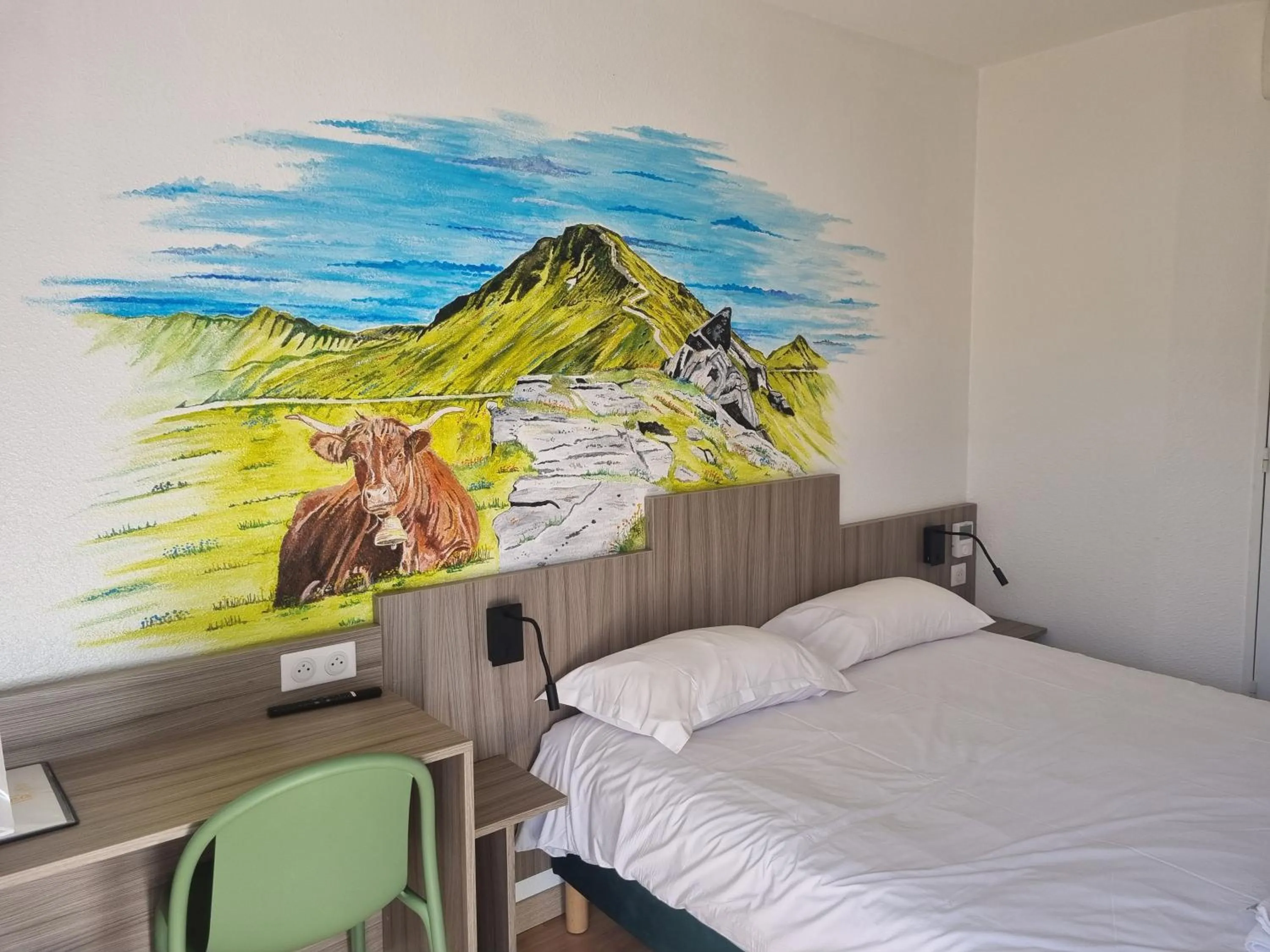 Bed in The Originals Access, Hôtel Le Lutéa