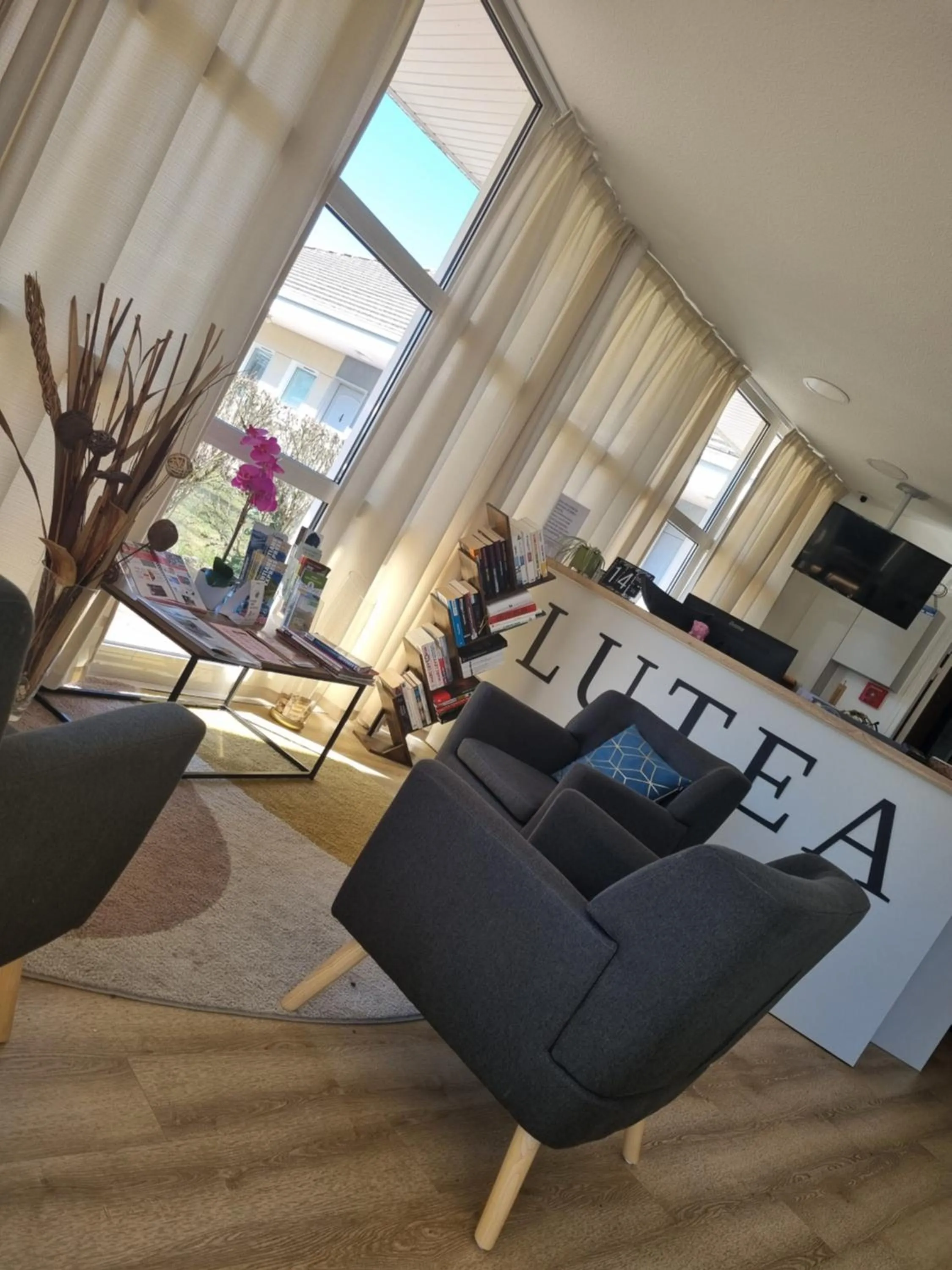Seating area in The Originals Access, Hôtel Le Lutéa